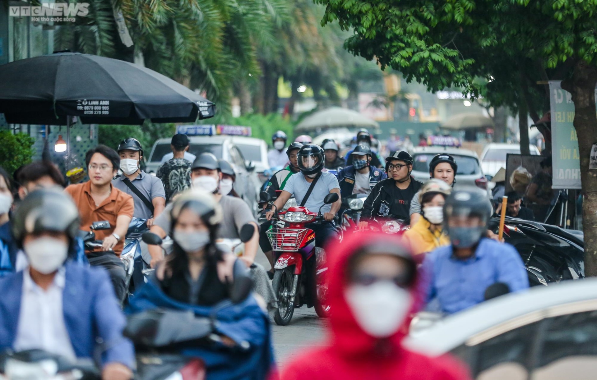 Mọc thêm 3 lô cốt, đường giao thông huyết mạch Thủ đô đã tắc nay còn tắc hơn - 8