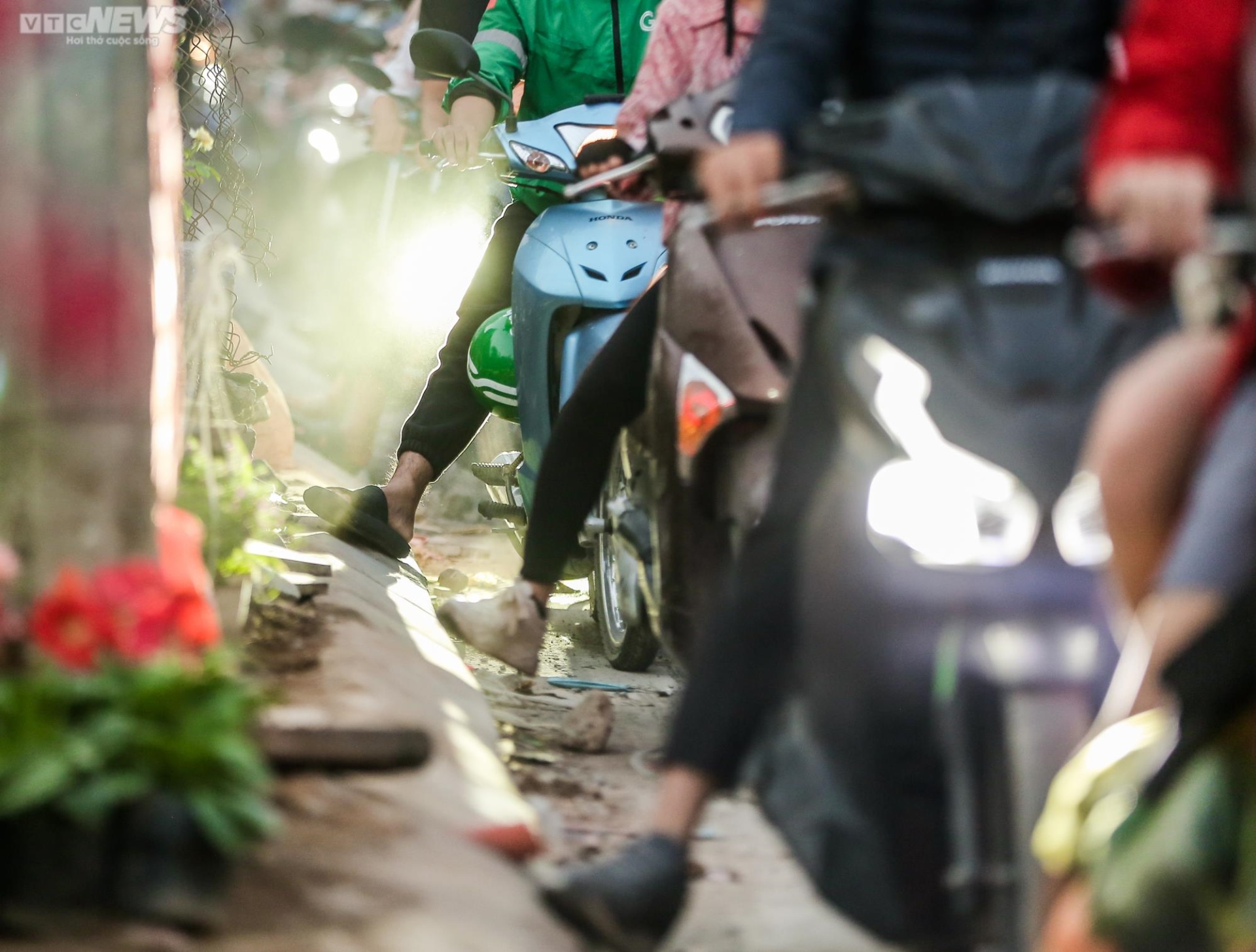 Mọc thêm 3 lô cốt, đường giao thông huyết mạch Thủ đô đã tắc nay còn tắc hơn - 10