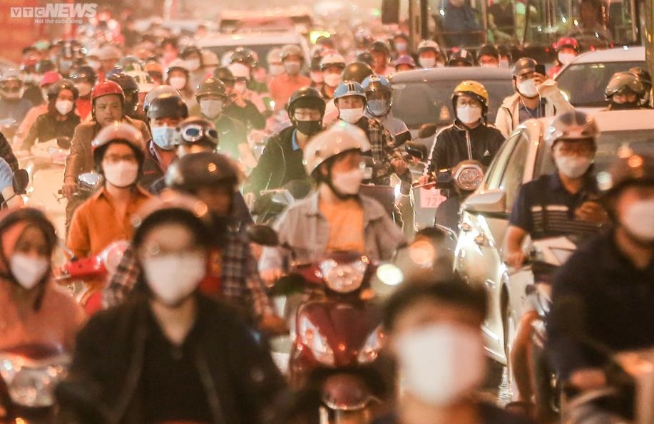 Mọc thêm 3 lô cốt, đường giao thông huyết mạch Thủ đô đã tắc nay còn tắc hơn - 13
