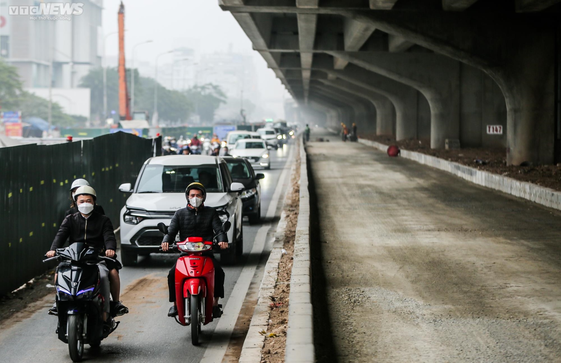 Mọc thêm 3 lô cốt, đường giao thông huyết mạch Thủ đô đã tắc nay còn tắc hơn - 5