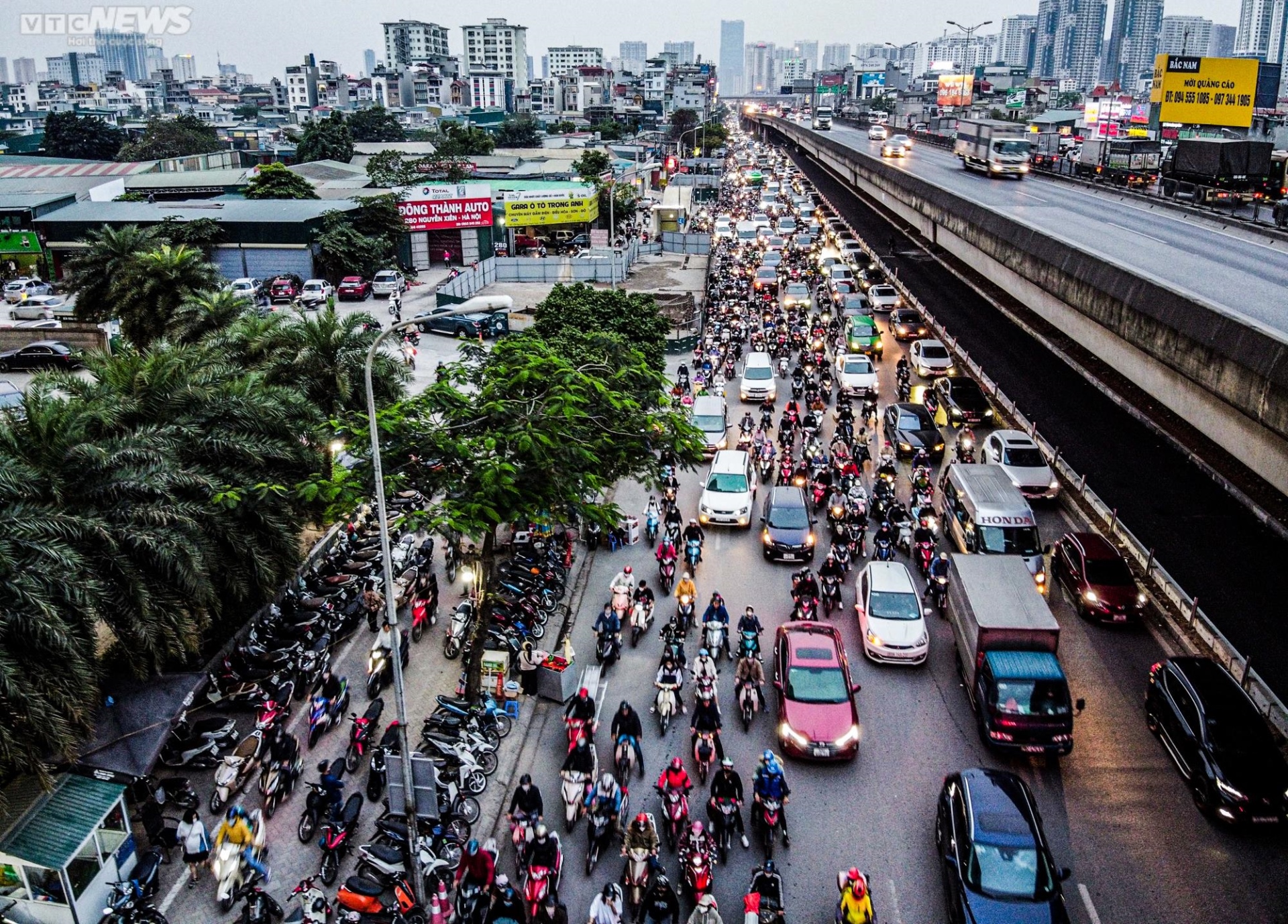 Mọc thêm 3 lô cốt, đường giao thông huyết mạch Thủ đô đã tắc nay còn tắc hơn - 3
