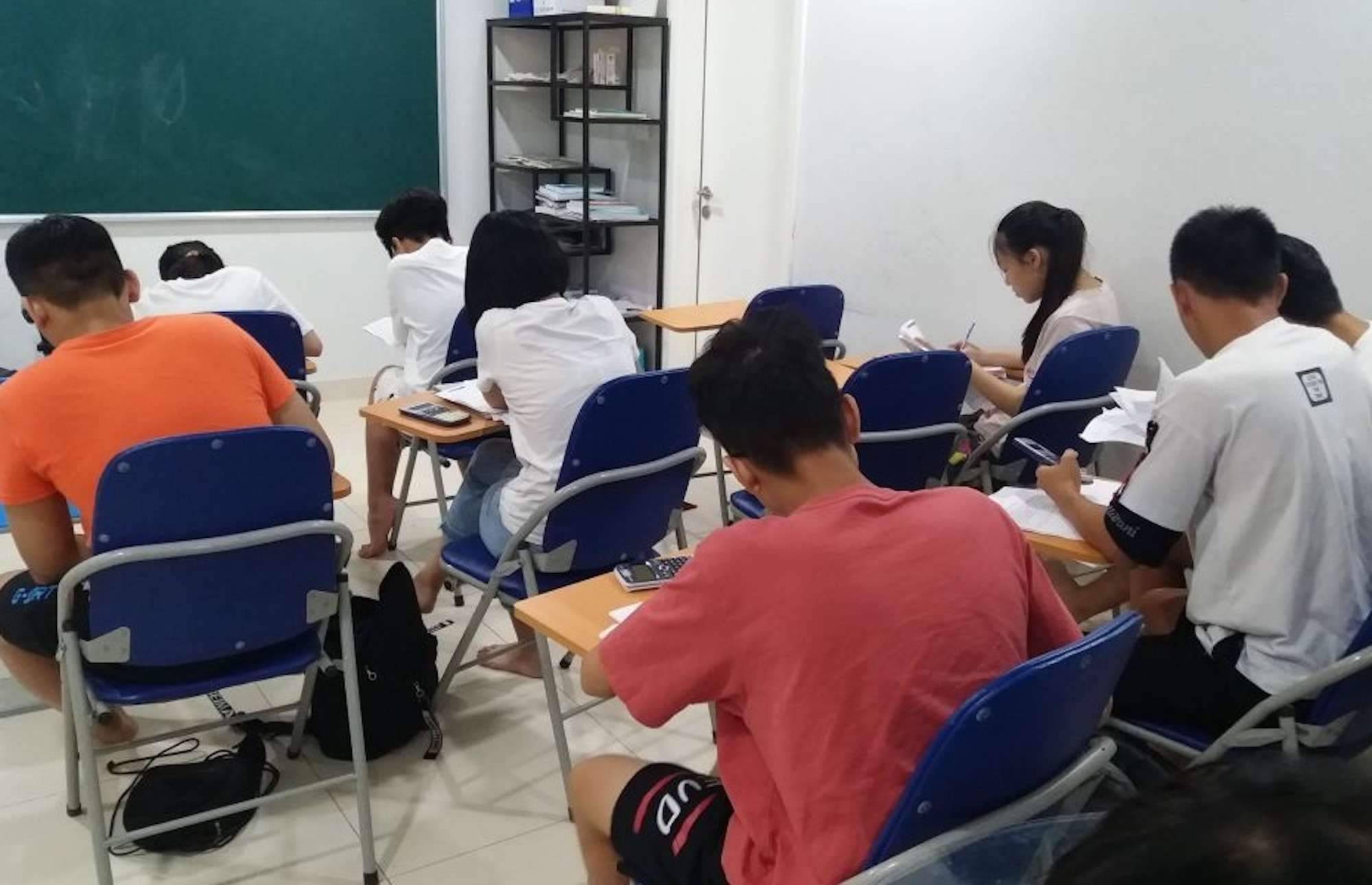 Sợ bị giáo viên trù dập, cha mẹ cuống cuồng đăng ký học thêm cho con - 2