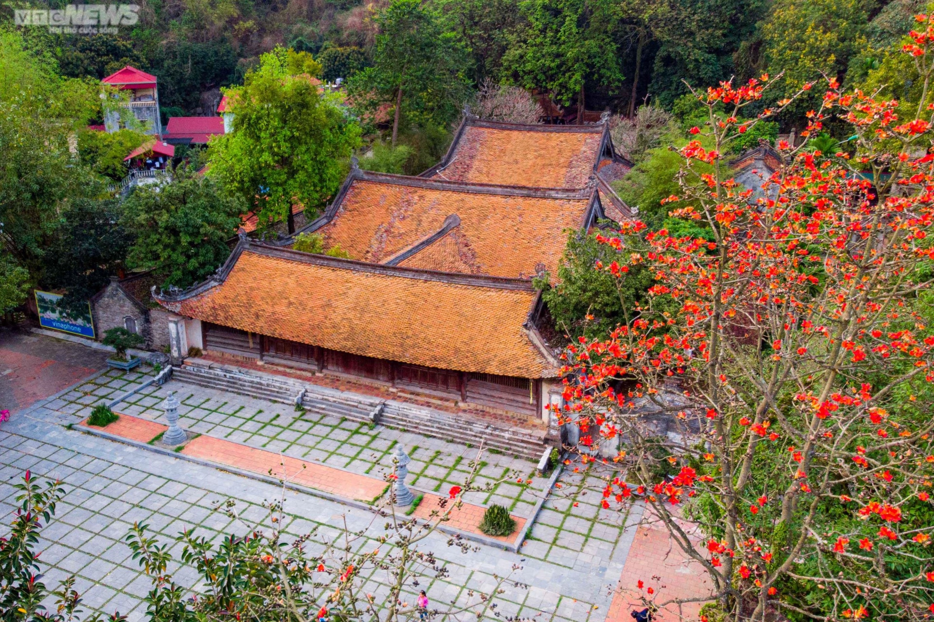 Ngôi chùa nghìn năm tuổi ở Hà Nội nên thơ với sắc đỏ hoa gạo - 2