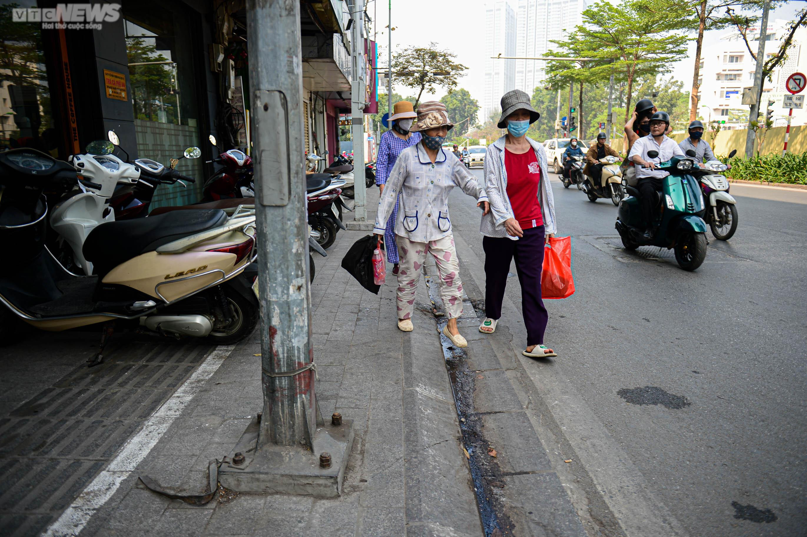 Kẻ vạch vỉa hè: Phần rộng để đỗ xe, phần cho người đi bộ toàn gốc cây, bốt điện - 8