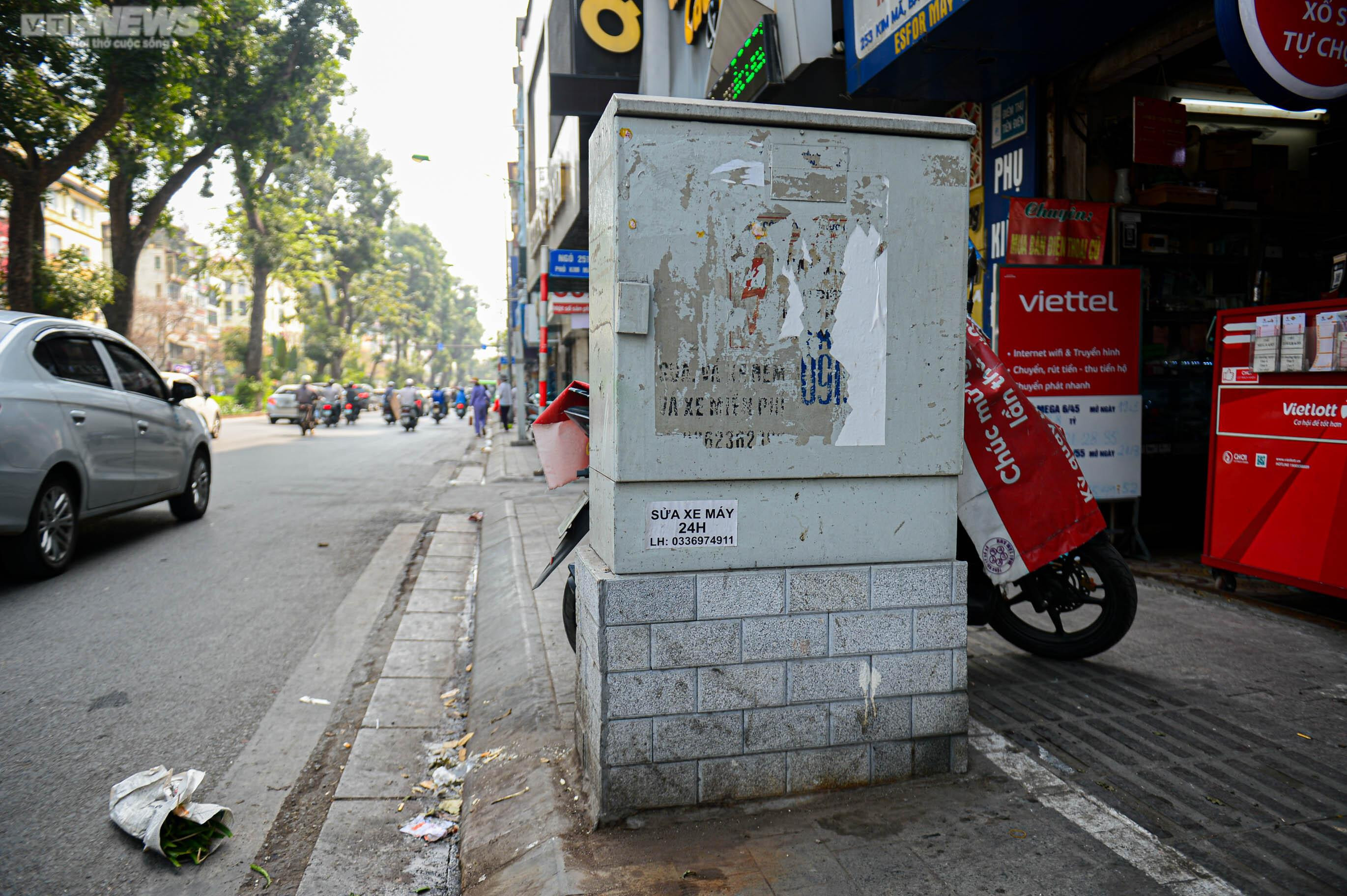 Kẻ vạch vỉa hè: Phần rộng để đỗ xe, phần cho người đi bộ toàn gốc cây, bốt điện - 7