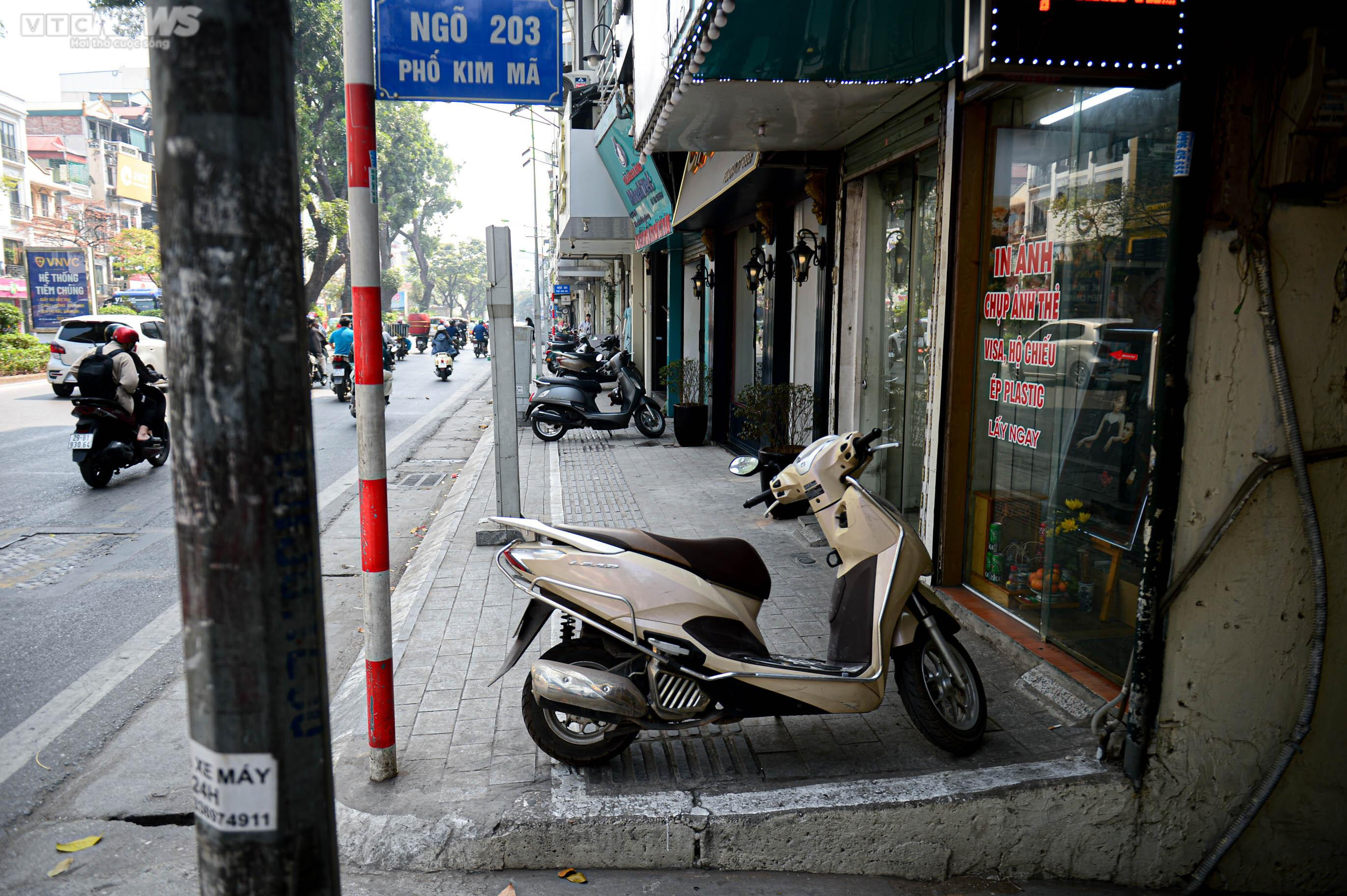 Kẻ vạch vỉa hè: Phần rộng để đỗ xe, phần cho người đi bộ toàn gốc cây, bốt điện - 6