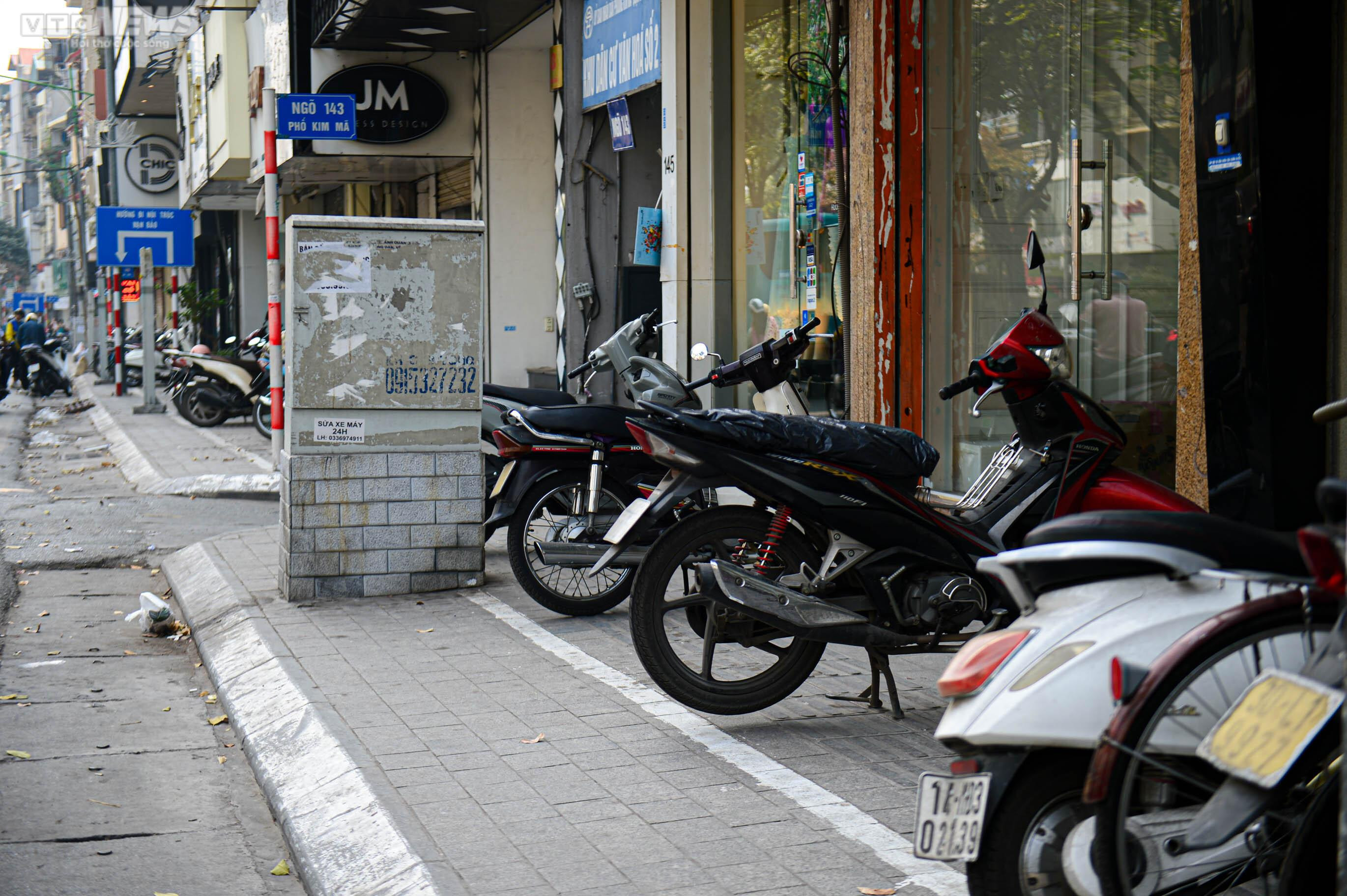 Kẻ vạch vỉa hè: Phần rộng để đỗ xe, phần cho người đi bộ toàn gốc cây, bốt điện - 2