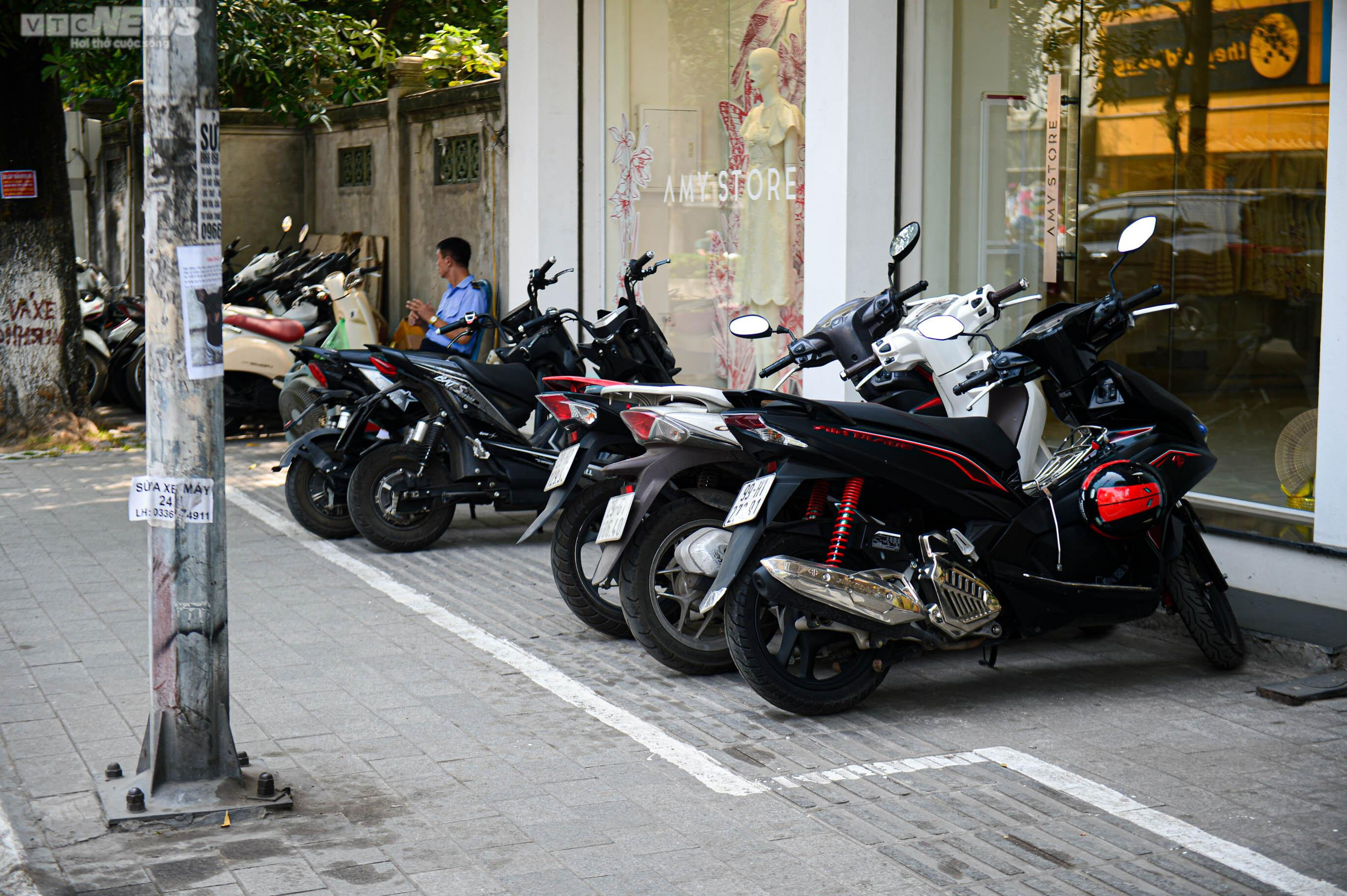 Kẻ vạch vỉa hè: Phần rộng để đỗ xe, phần cho người đi bộ toàn gốc cây, bốt điện - 13