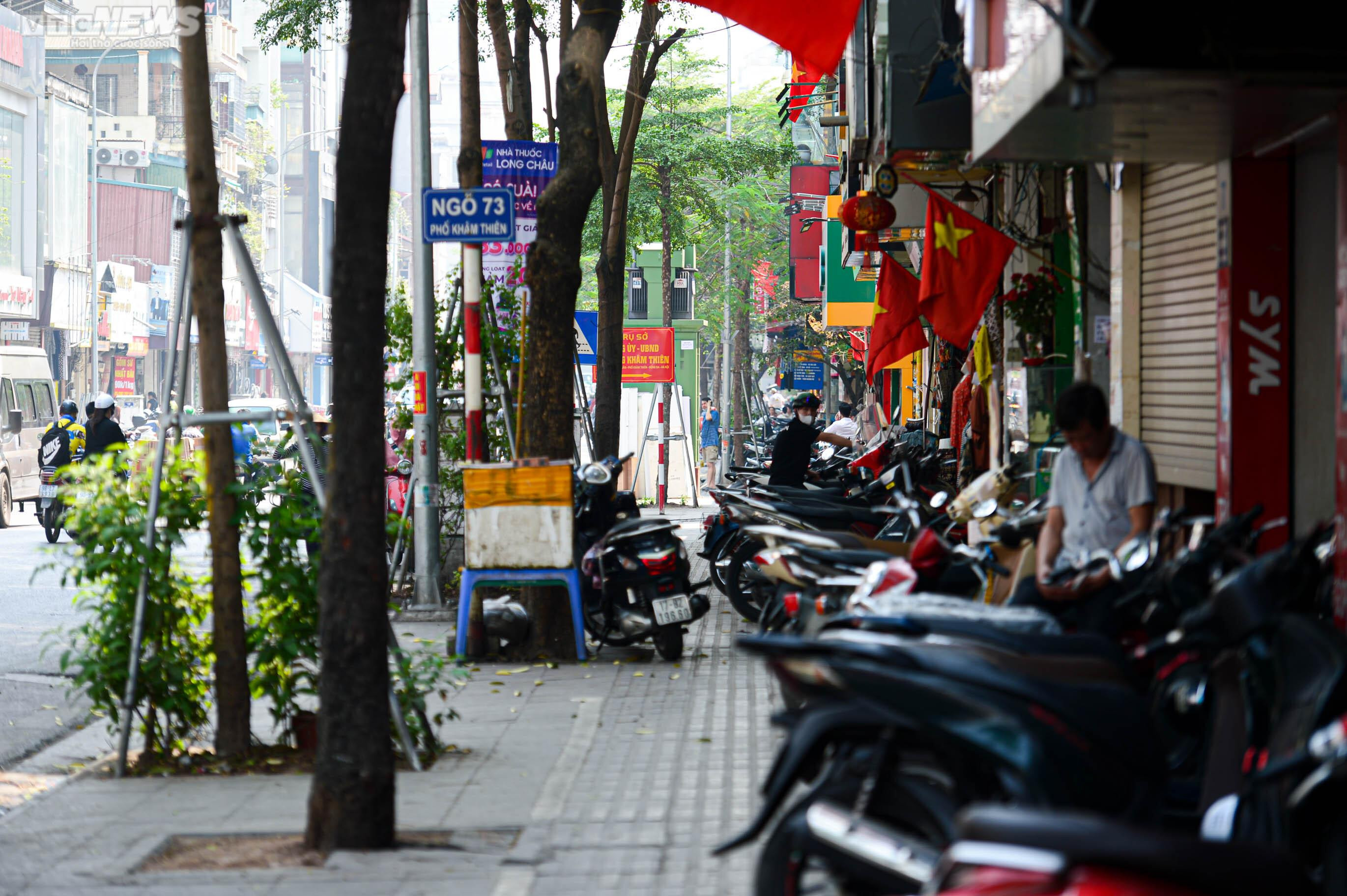 Kẻ vạch vỉa hè: Phần rộng để đỗ xe, phần cho người đi bộ toàn gốc cây, bốt điện - 18