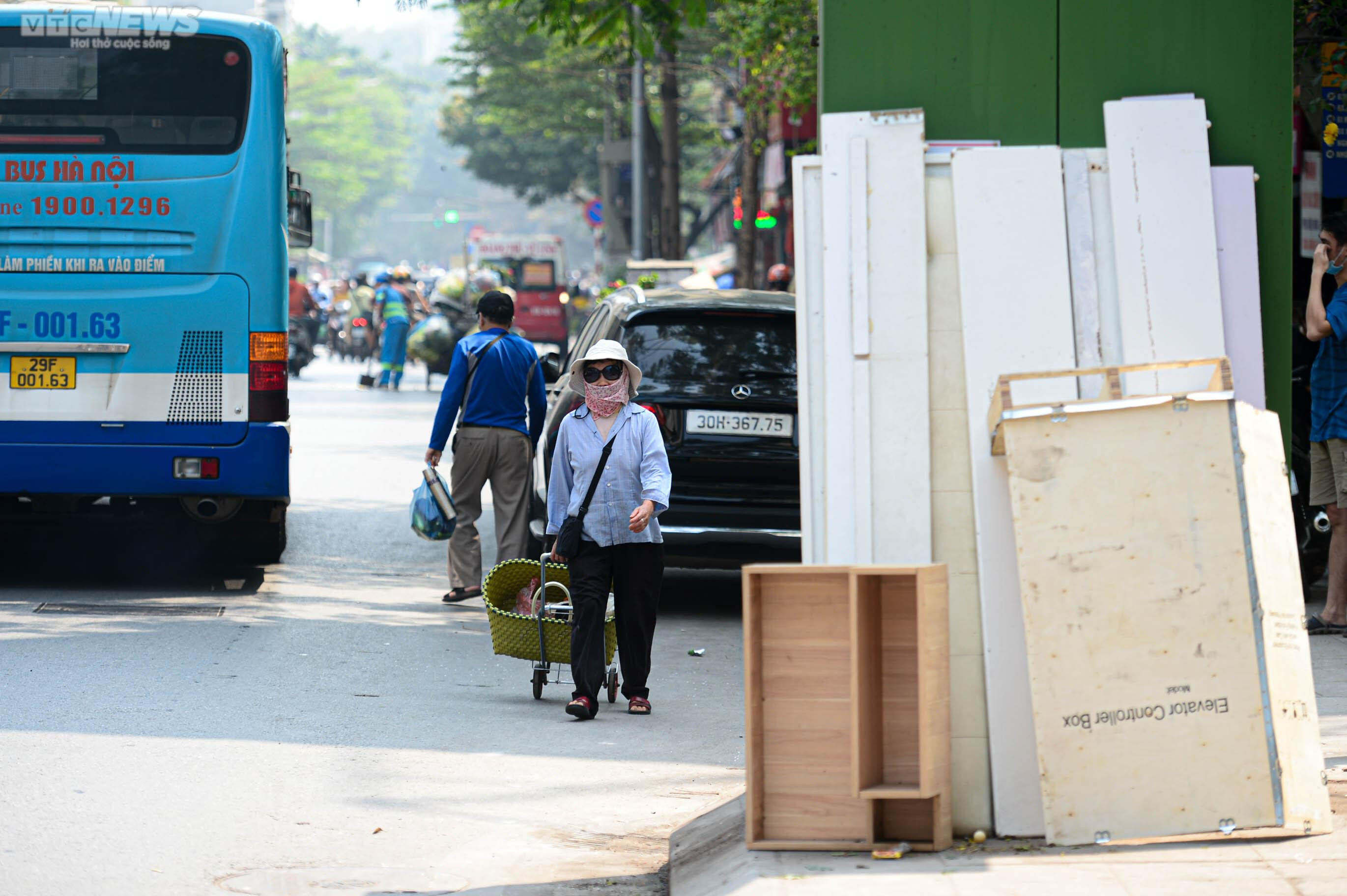 Kẻ vạch vỉa hè: Phần rộng để đỗ xe, phần cho người đi bộ toàn gốc cây, bốt điện - 16
