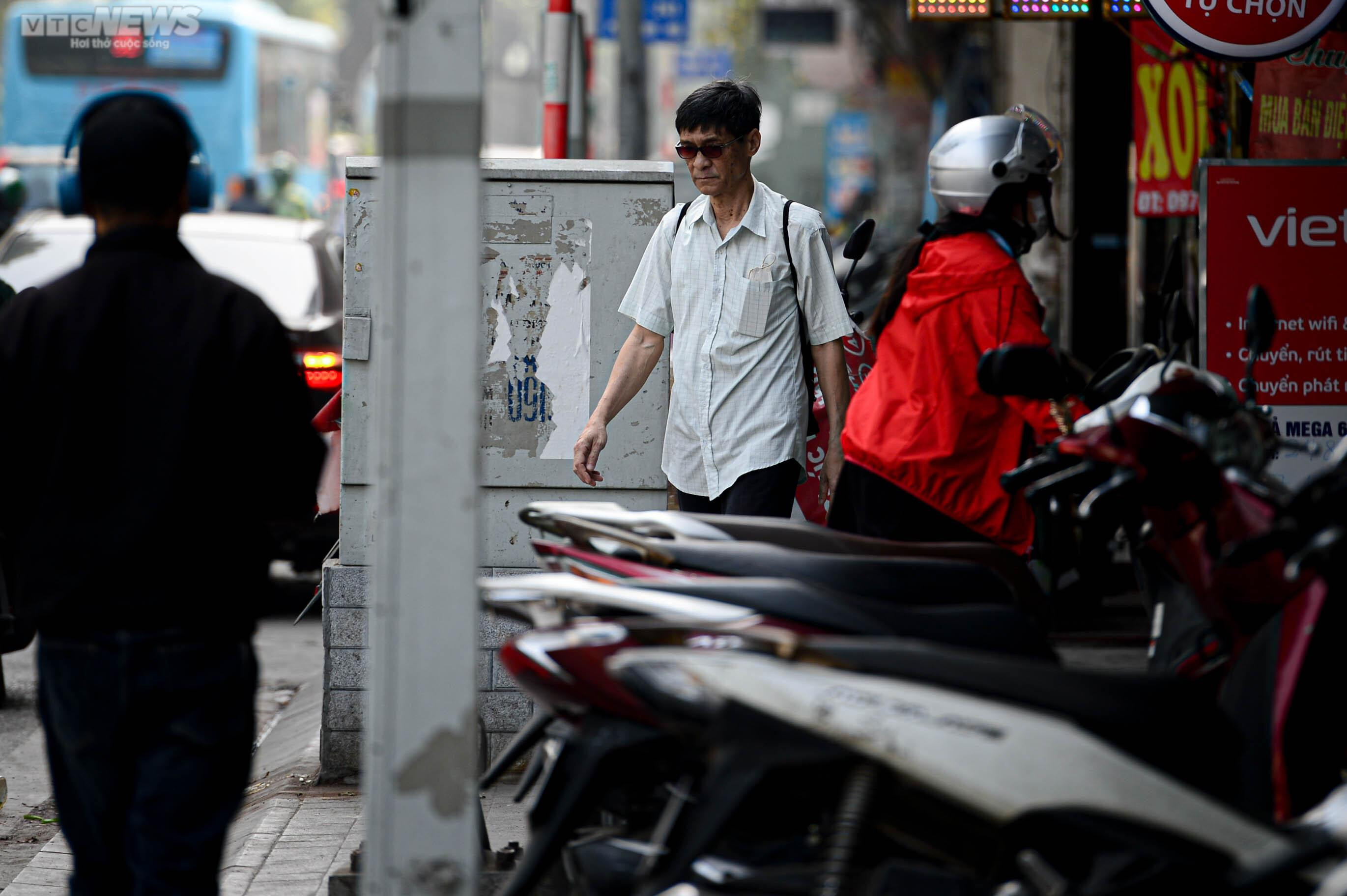 Kẻ vạch vỉa hè: Phần rộng để đỗ xe, phần cho người đi bộ toàn gốc cây, bốt điện - 3