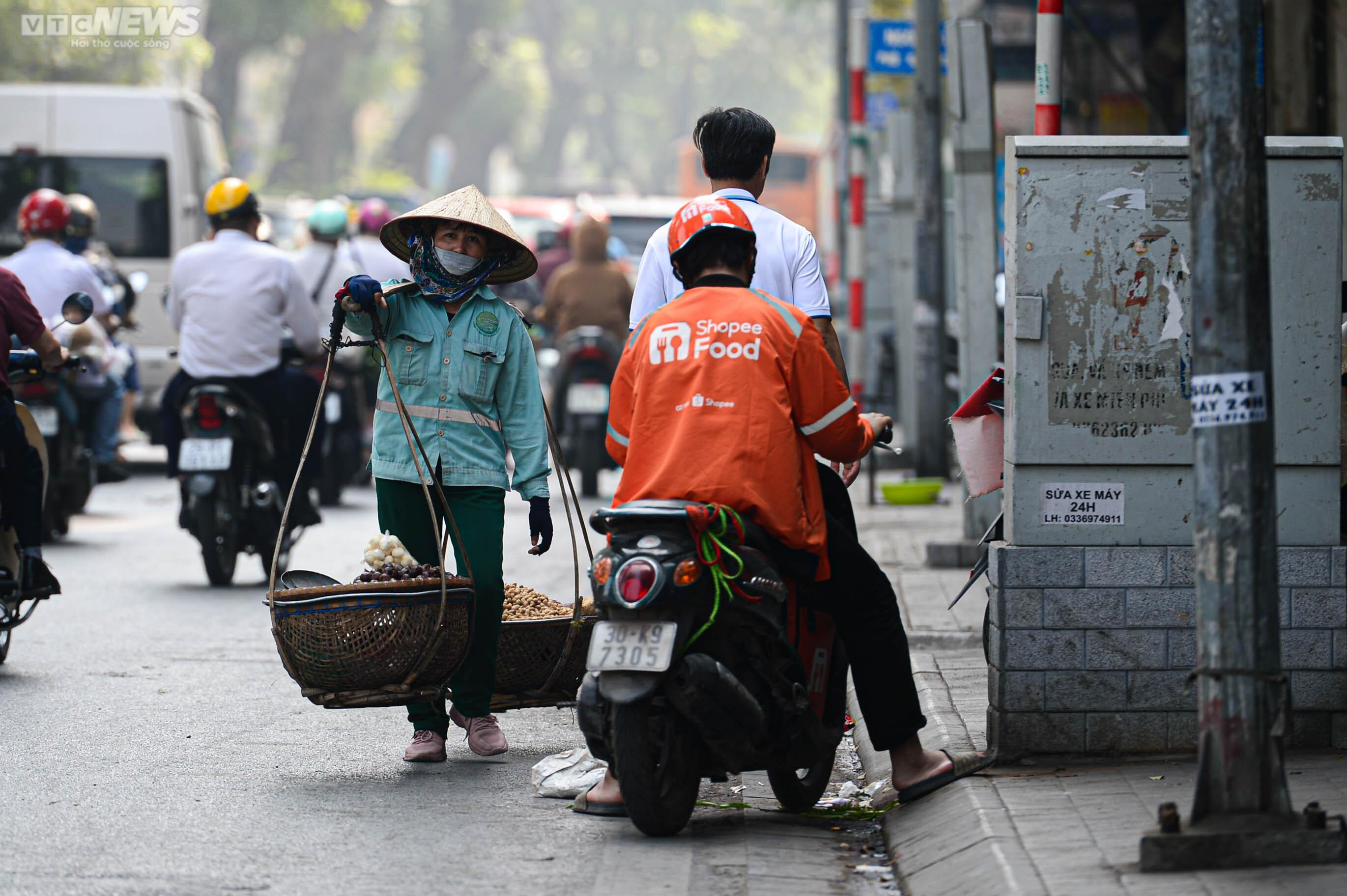 Kẻ vạch vỉa hè: Phần rộng để đỗ xe, phần cho người đi bộ toàn gốc cây, bốt điện - 10