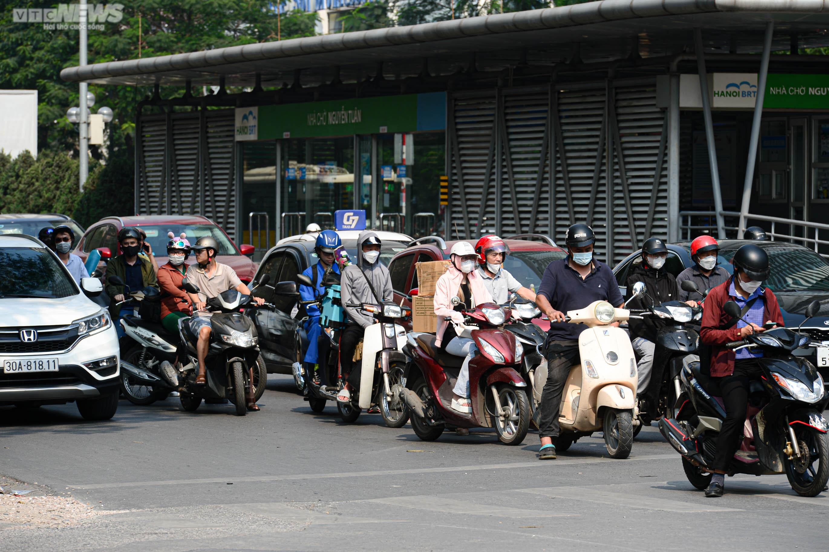 Người Hà Nội mặc đồ kín mít như ninja để tránh nắng nóng 37 độ C - 16