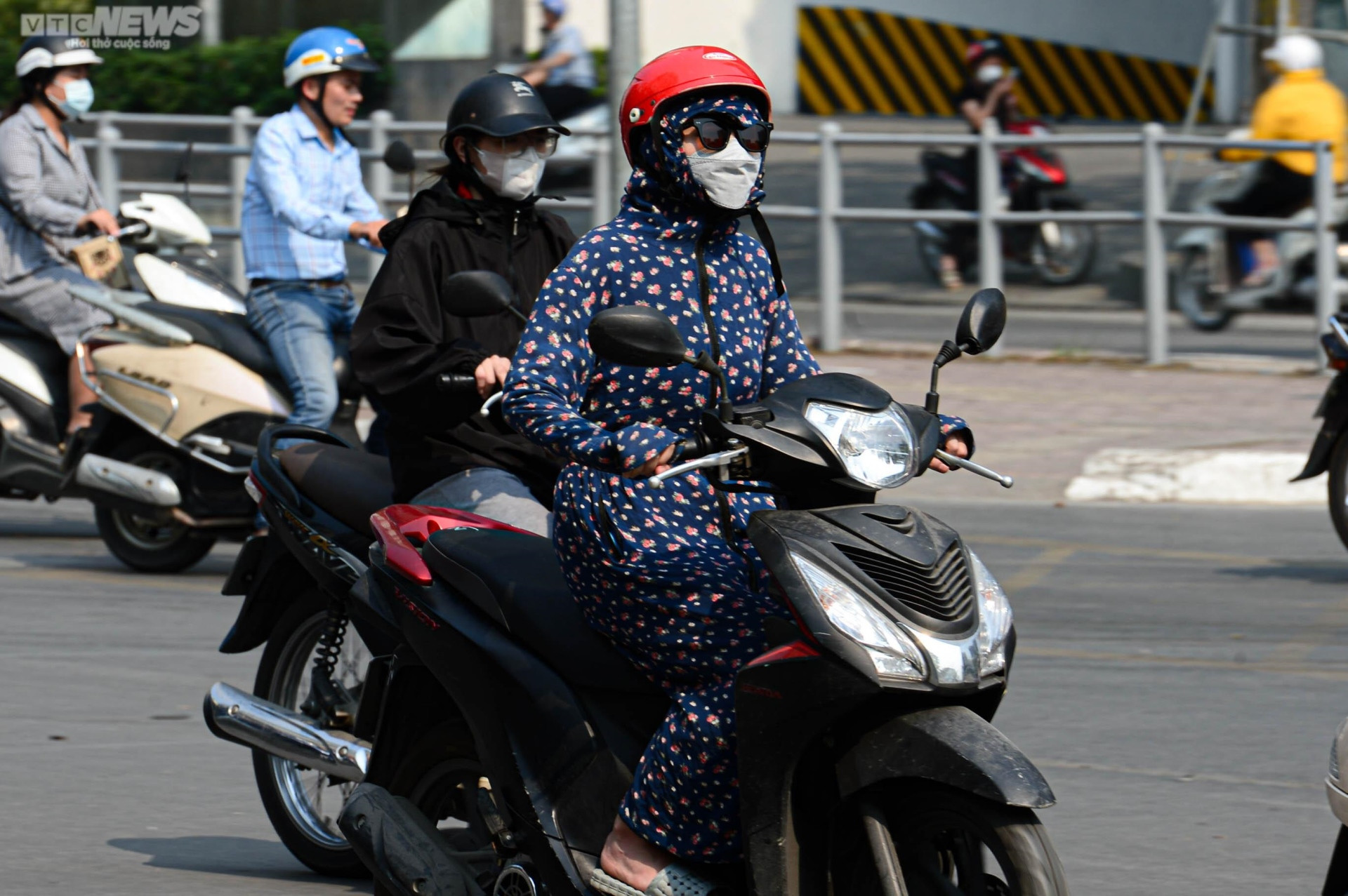 Người Hà Nội mặc đồ kín mít như ninja để tránh nắng nóng 37 độ C - 6