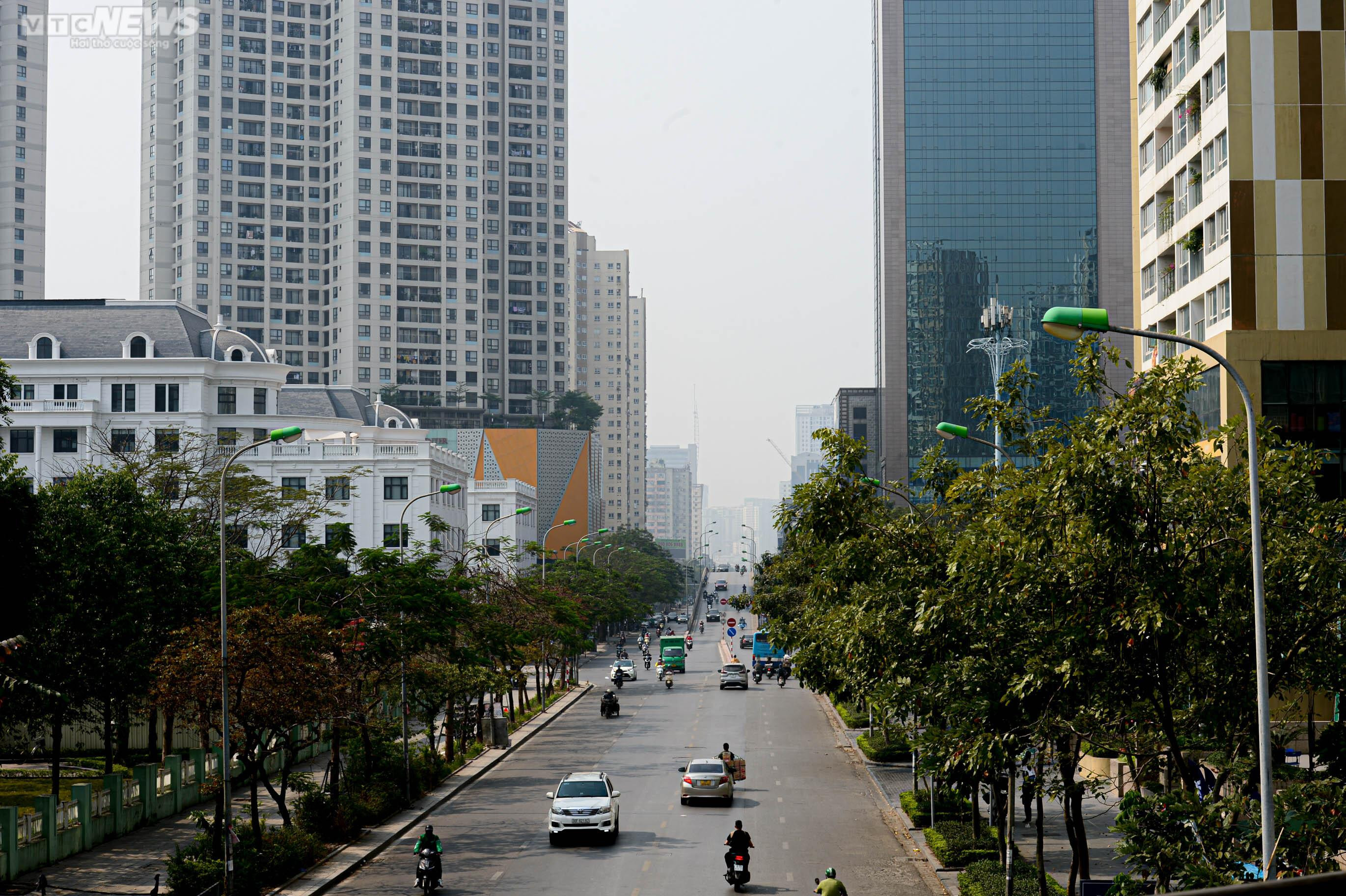 Người Hà Nội mặc đồ kín mít như ninja để tránh nắng nóng 37 độ C - 1