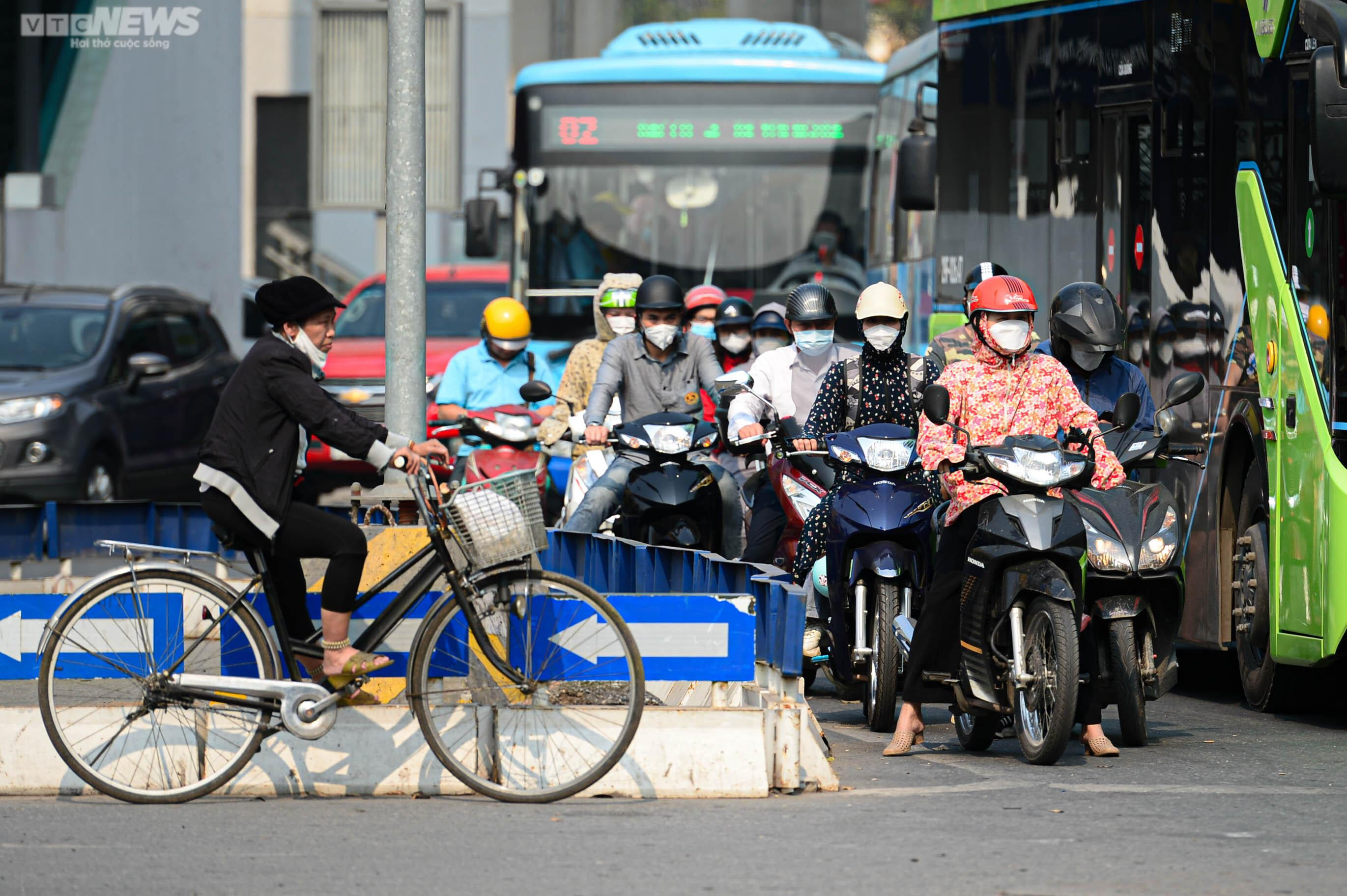 Người Hà Nội mặc đồ kín mít như ninja để tránh nắng nóng 37 độ C - 3