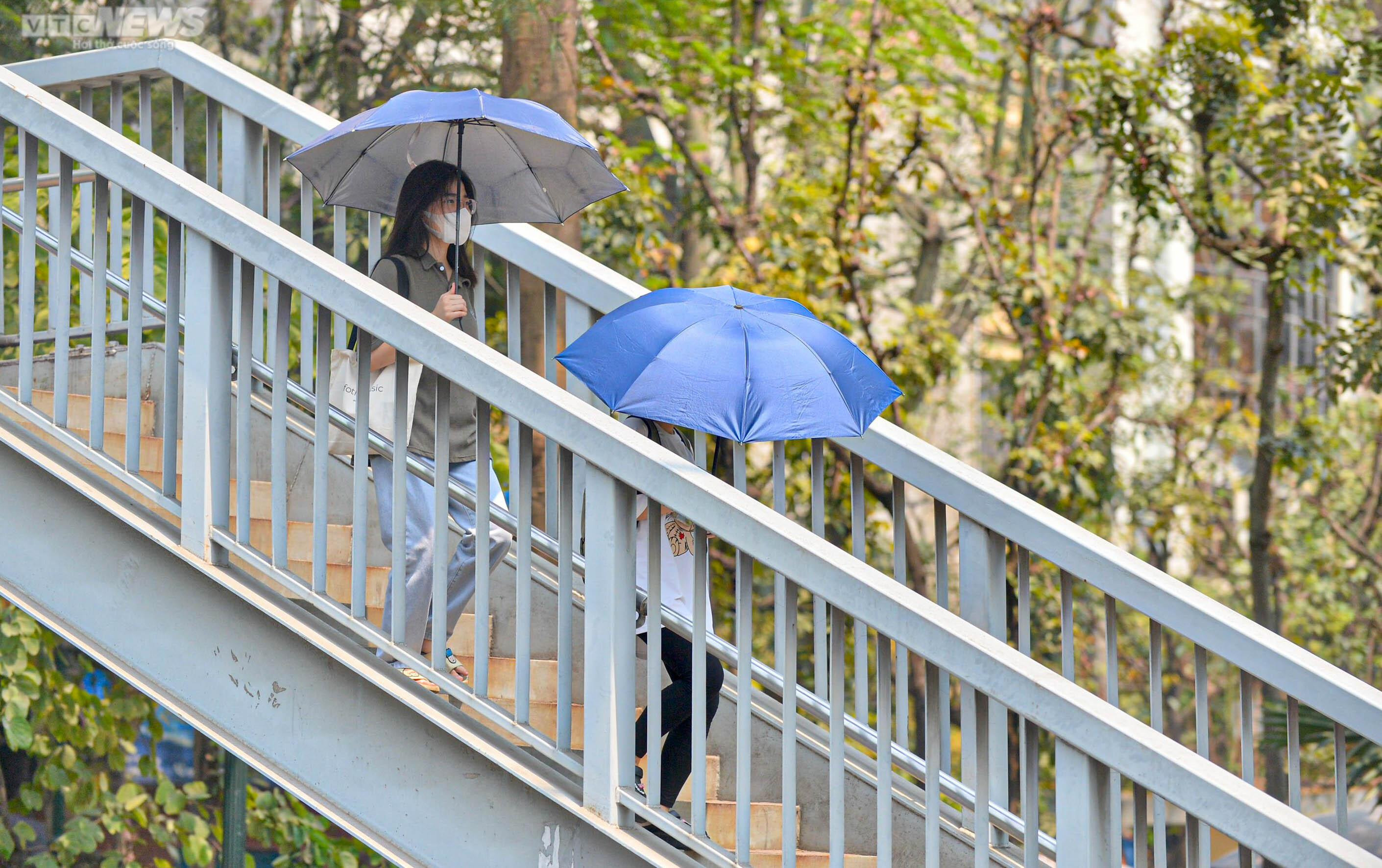 Người Hà Nội mặc đồ kín mít như ninja để tránh nắng nóng 37 độ C - 14