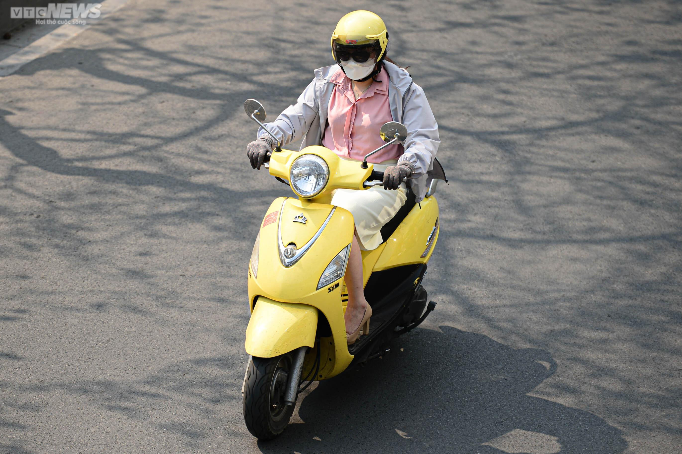 Người Hà Nội mặc đồ kín mít như ninja để tránh nắng nóng 37 độ C - 5