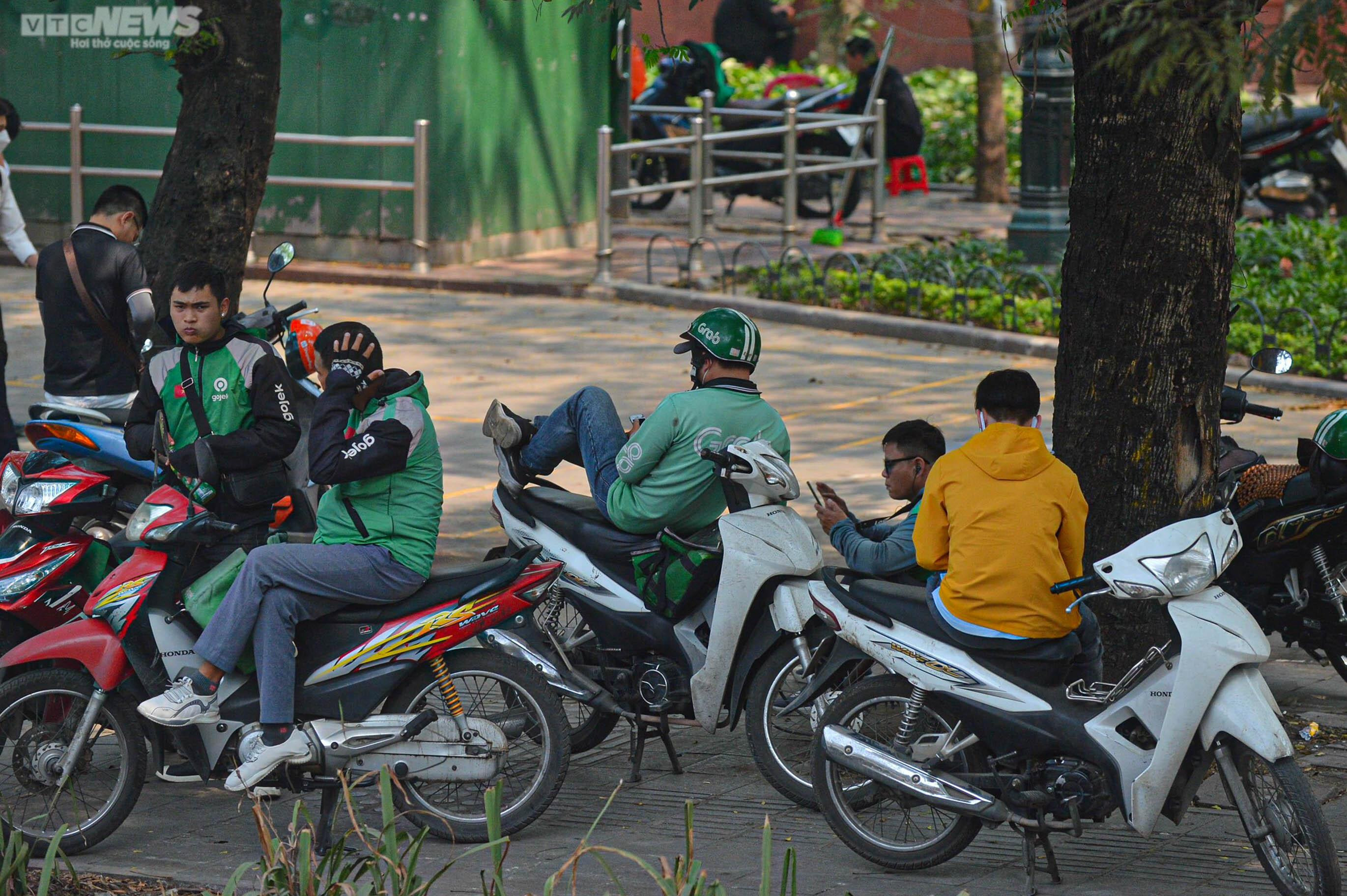 Người Hà Nội mặc đồ kín mít như ninja để tránh nắng nóng 37 độ C - 11