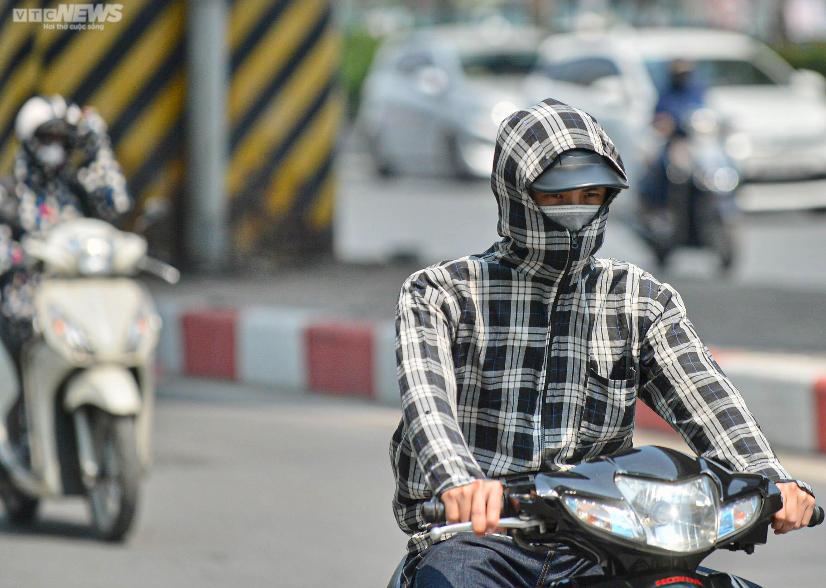 Người Hà Nội mặc đồ kín mít như ninja để tránh nắng nóng 37 độ C - 4