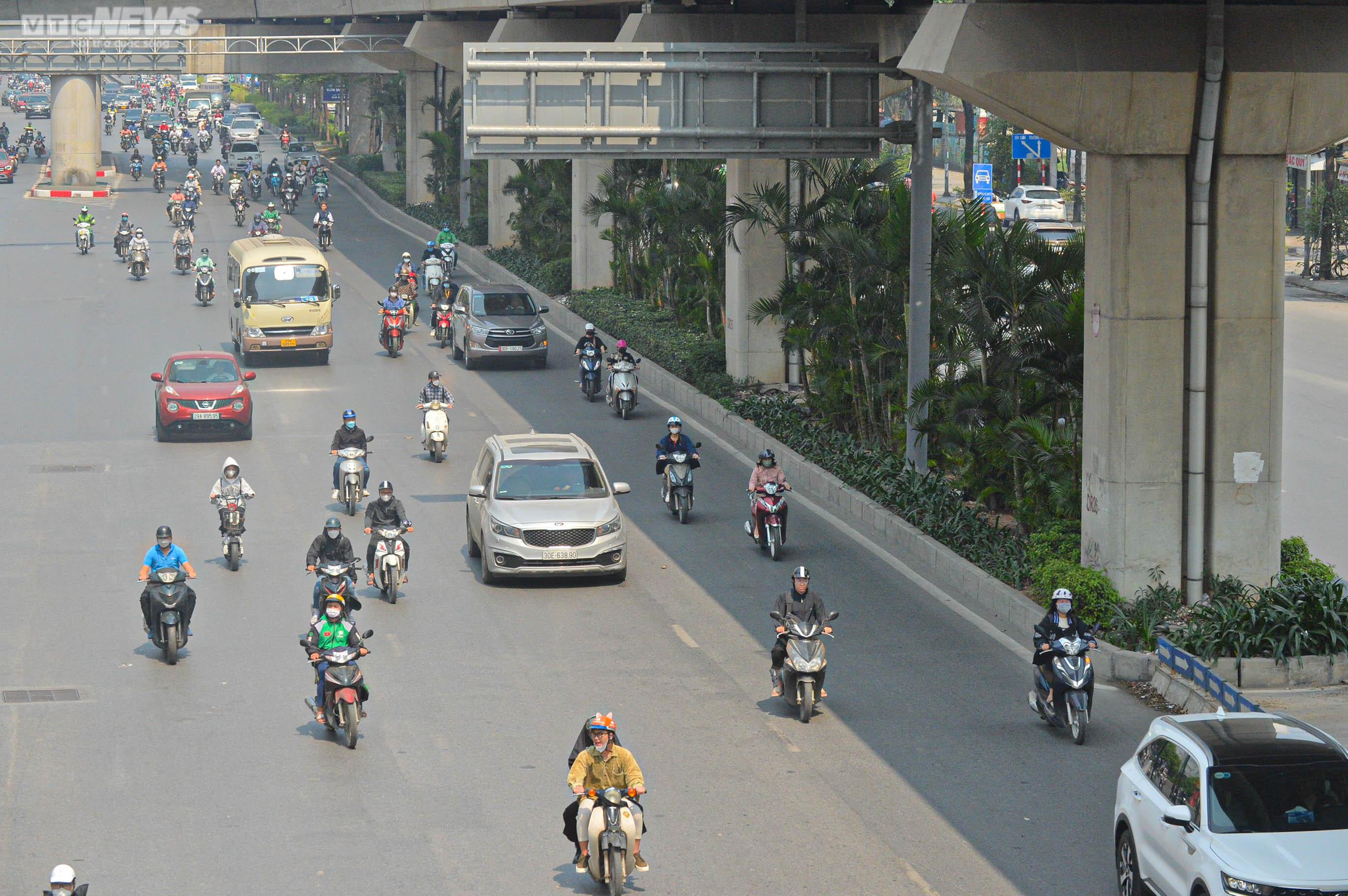 Người Hà Nội mặc đồ kín mít như ninja để tránh nắng nóng 37 độ C - 15