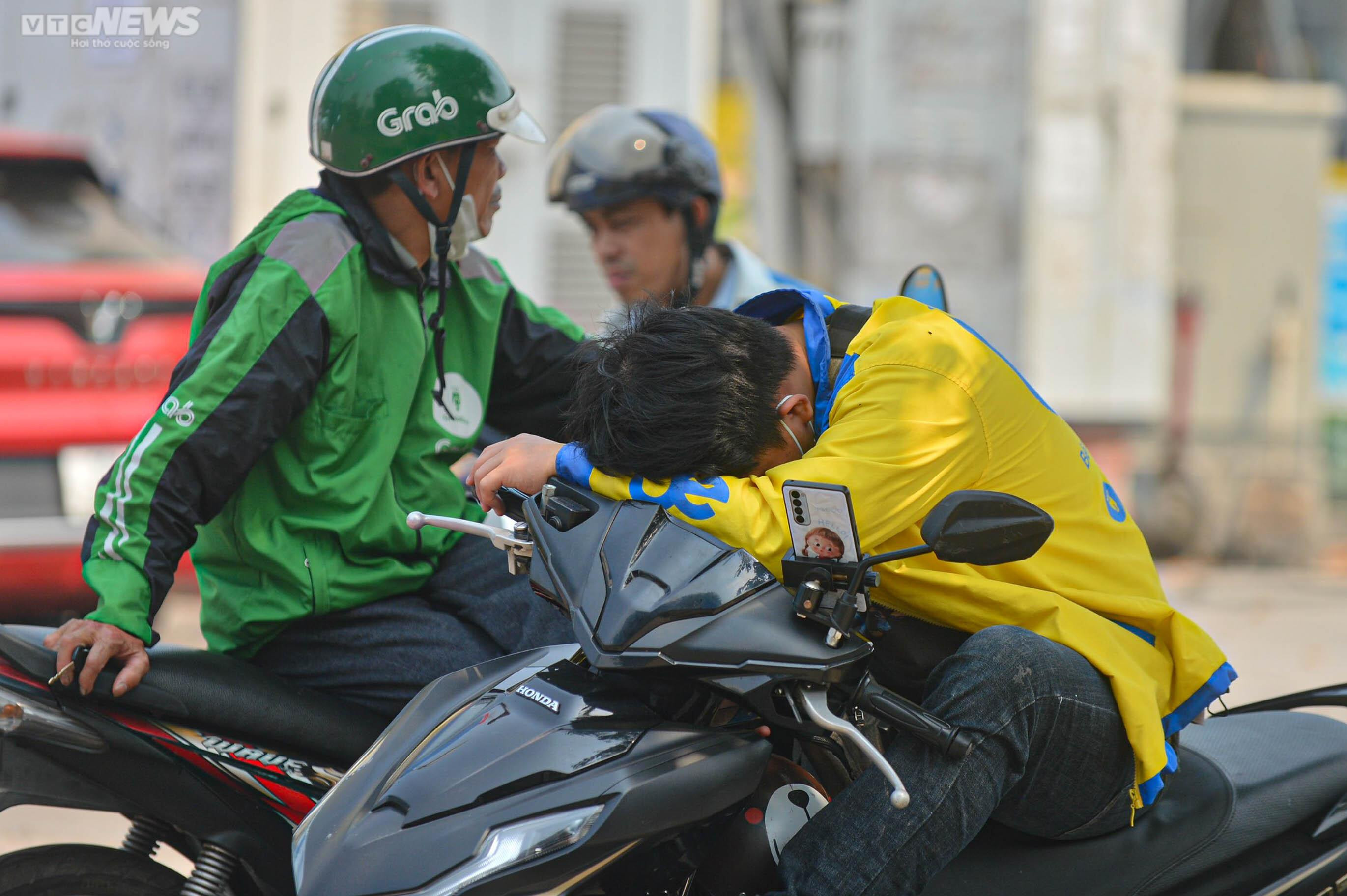 Người Hà Nội mặc đồ kín mít như ninja để tránh nắng nóng 37 độ C - 13