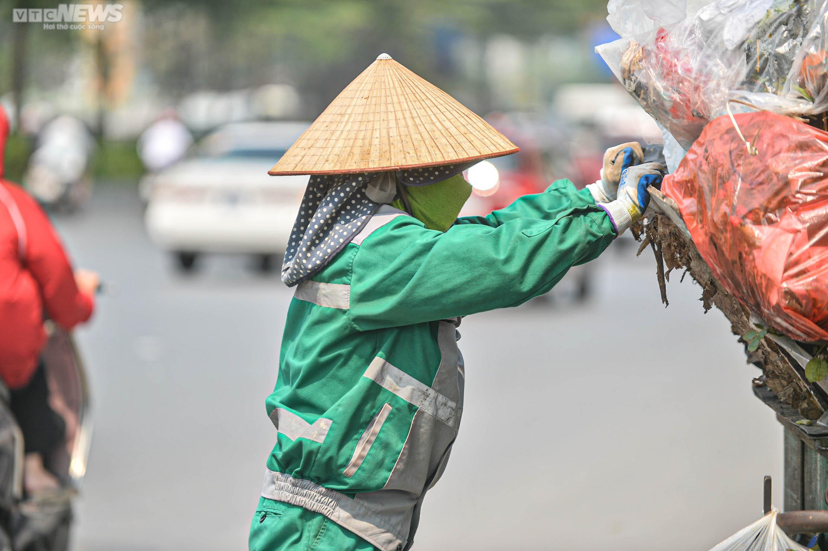 Người Hà Nội mặc đồ kín mít như ninja để tránh nắng nóng 37 độ C - 9