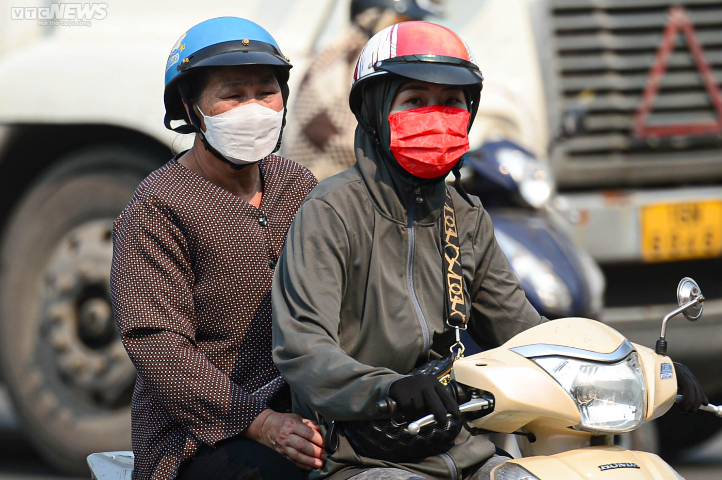 Người Hà Nội mặc đồ kín mít như ninja để tránh nắng nóng 37 độ C - 8