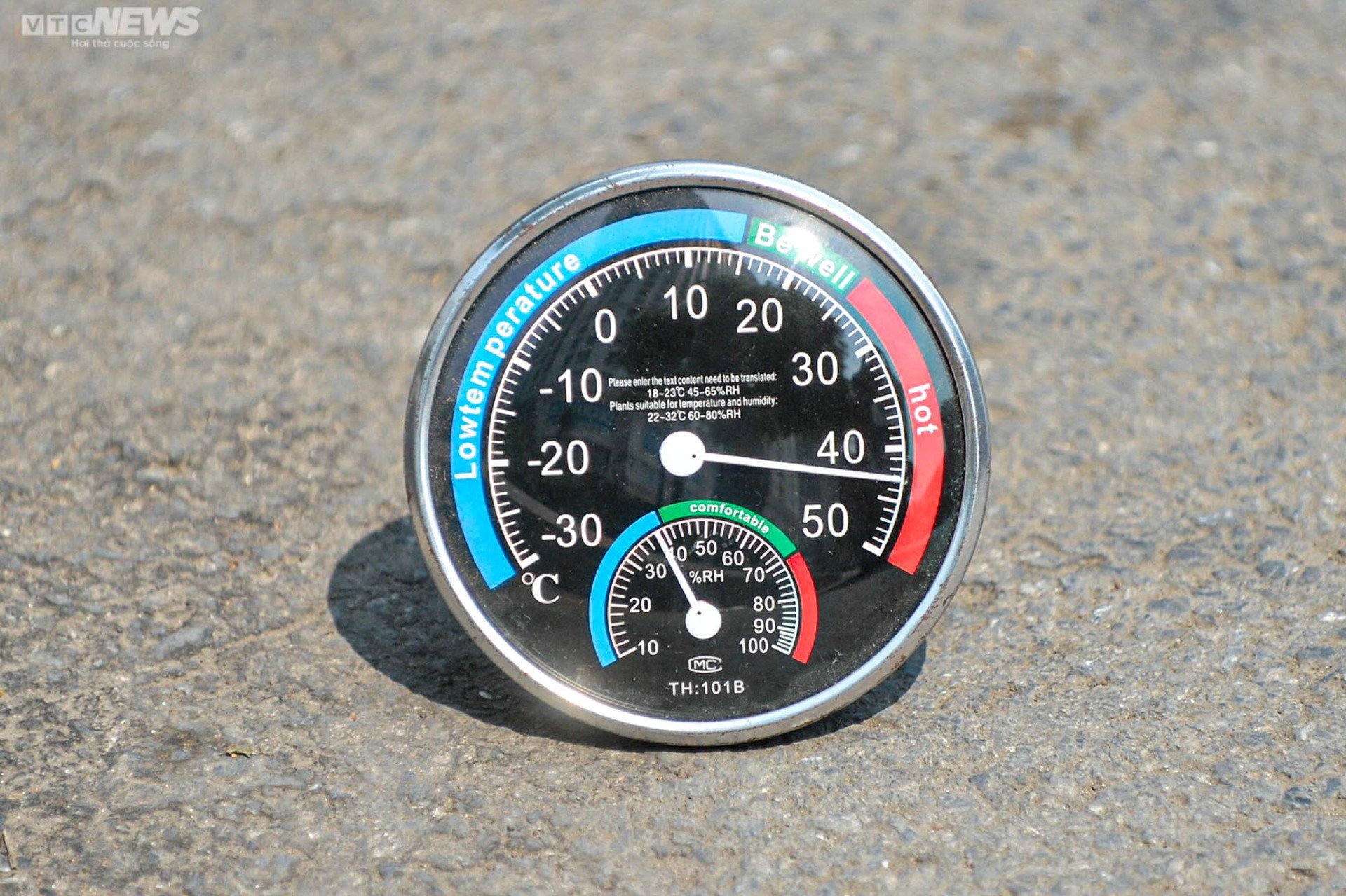 Người Hà Nội mặc đồ kín mít như ninja để tránh nắng nóng 37 độ C - 2