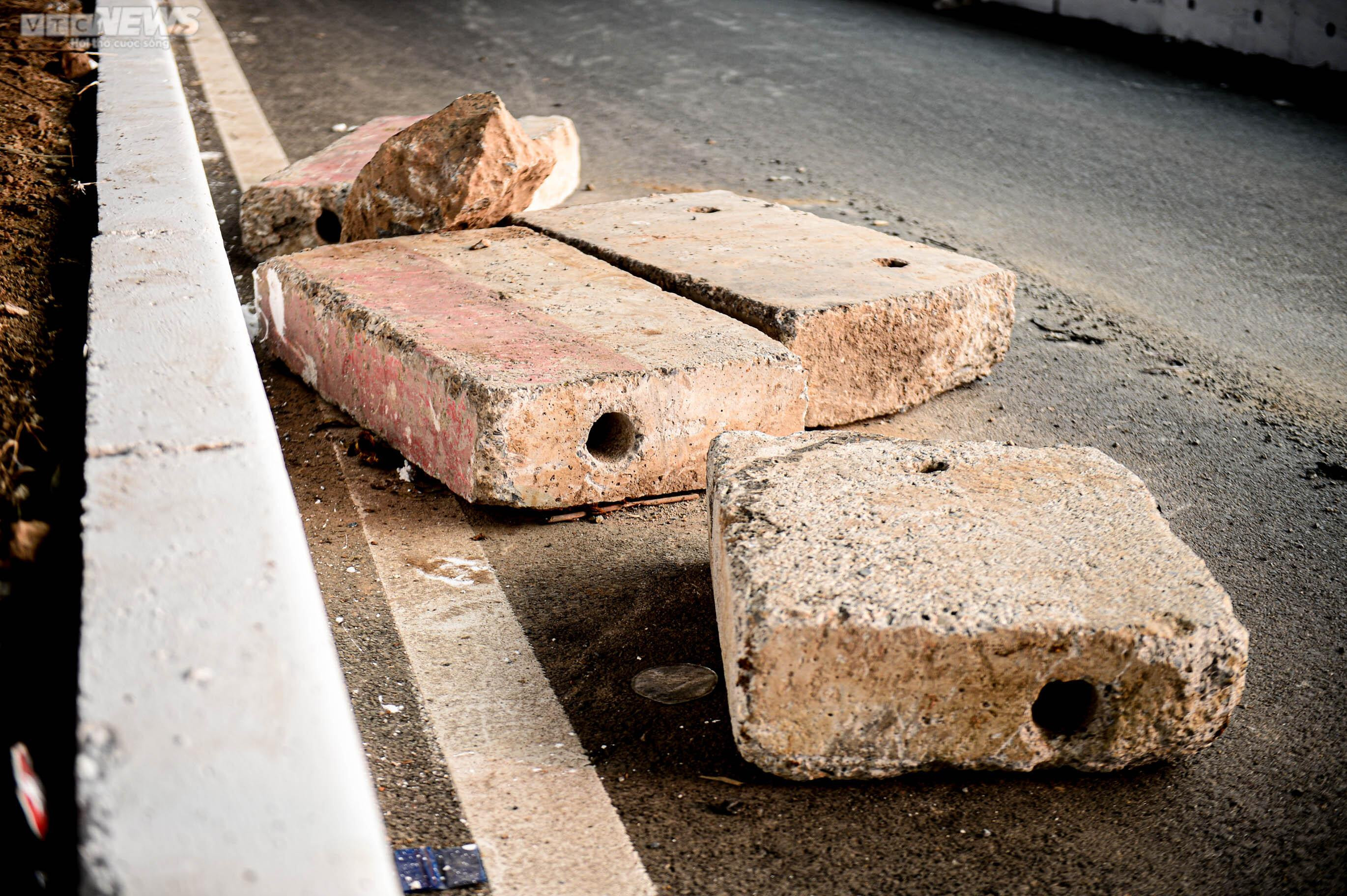 Dân phá trụ bê tông, mở lối đi vào làn mở rộng trên tuyến đường dày đặc lô cốt - 9