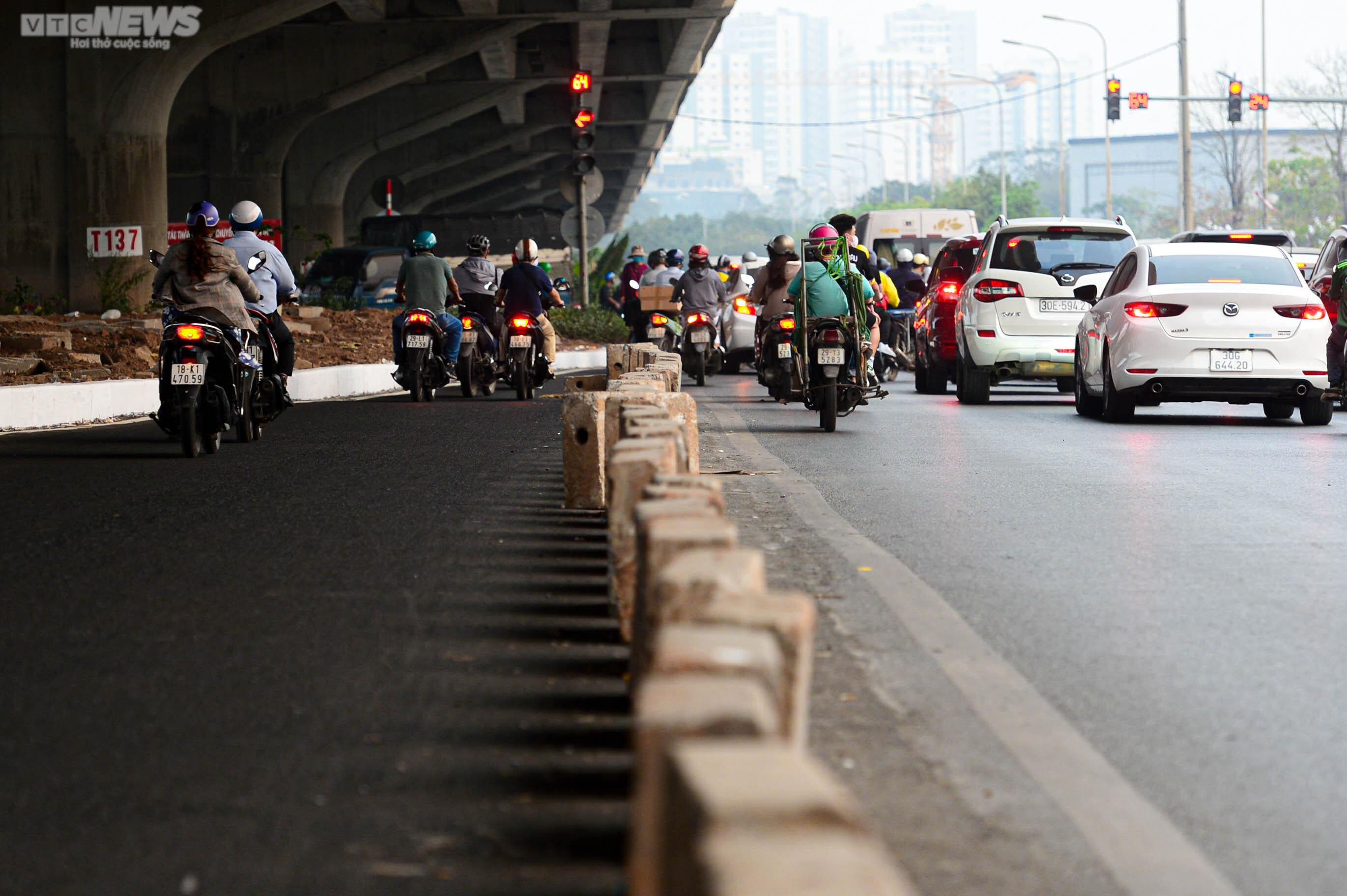 Dân phá trụ bê tông, mở lối đi vào làn mở rộng trên tuyến đường dày đặc lô cốt - 19