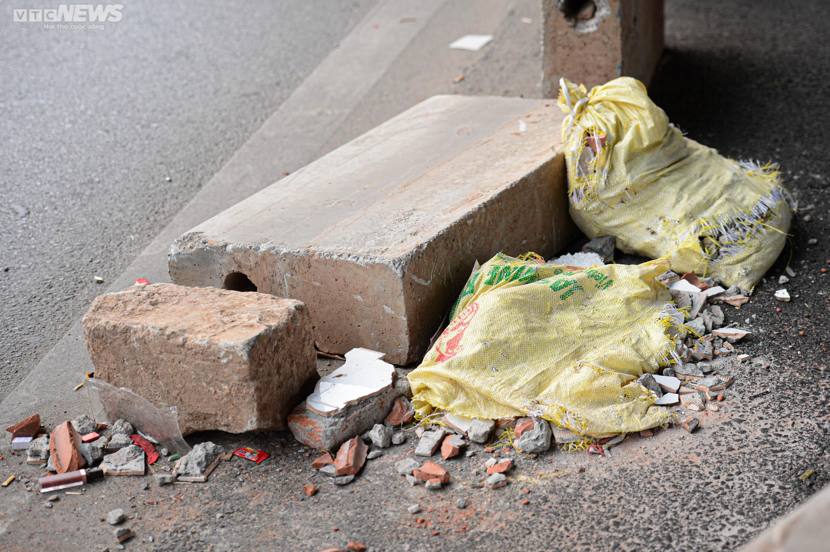 Dân phá trụ bê tông, mở lối đi vào làn mở rộng trên tuyến đường dày đặc lô cốt - 7