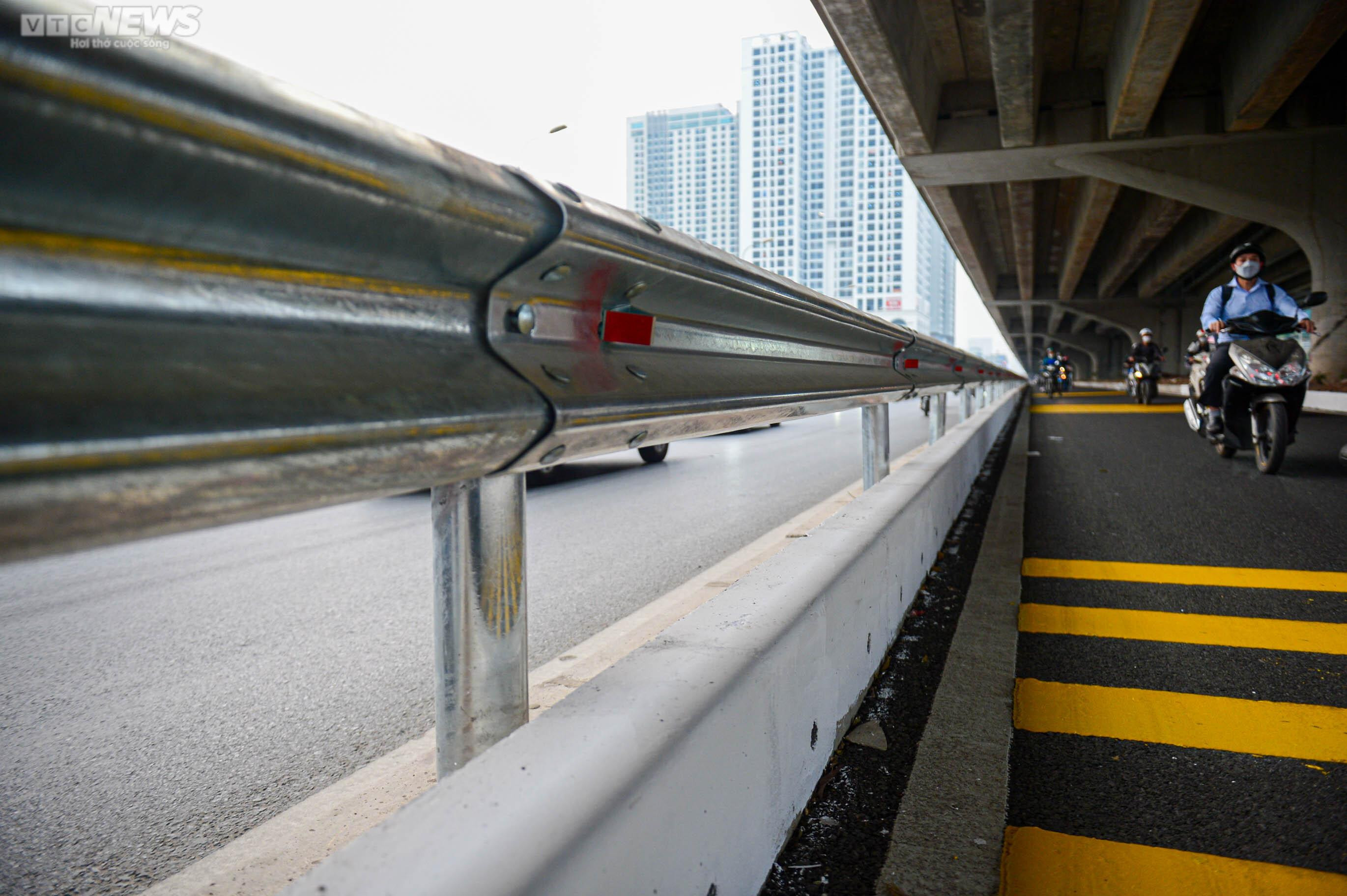 Dân phá trụ bê tông, mở lối đi vào làn mở rộng trên tuyến đường dày đặc lô cốt - 13