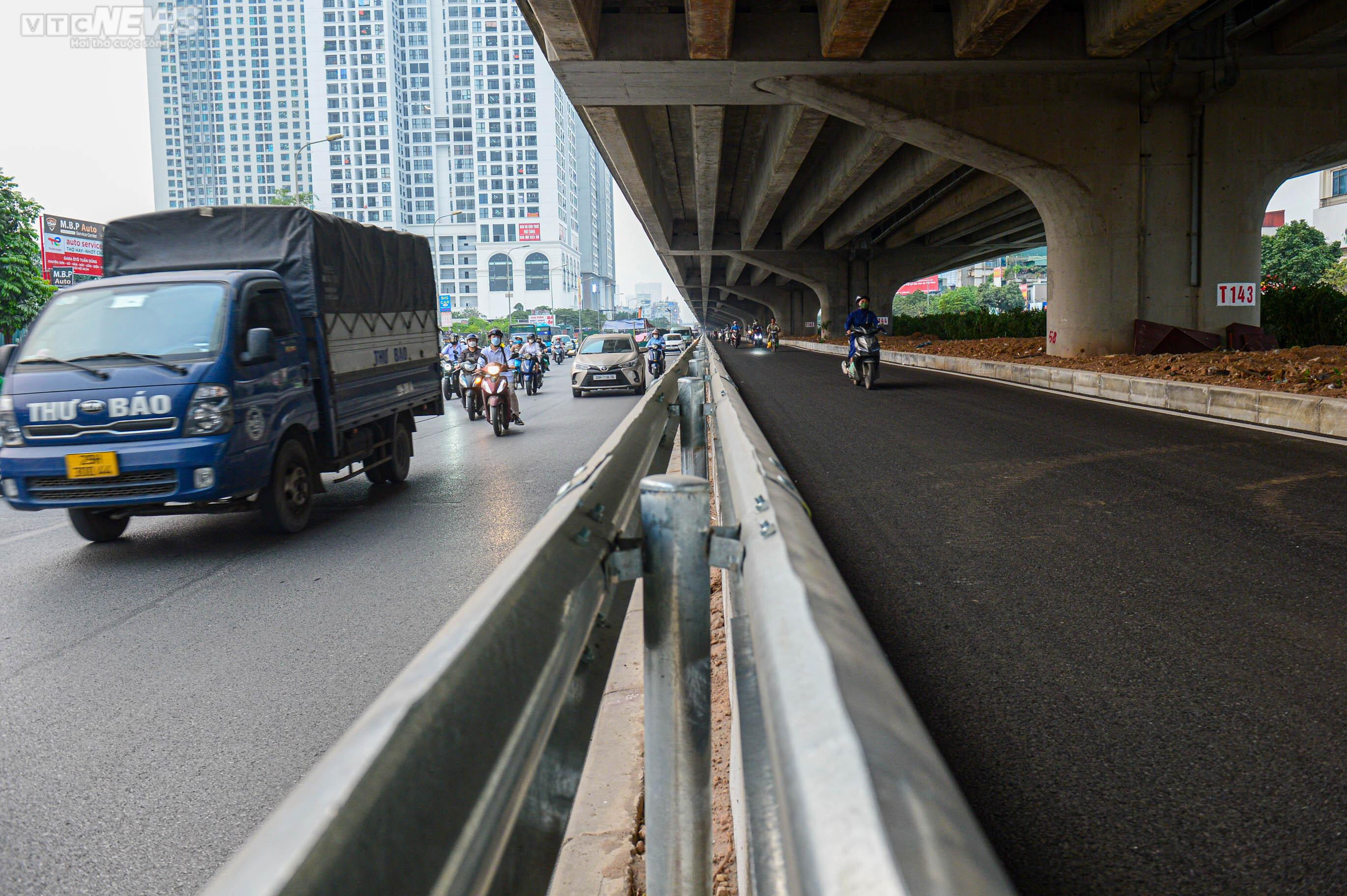 Dân phá trụ bê tông, mở lối đi vào làn mở rộng trên tuyến đường dày đặc lô cốt - 12