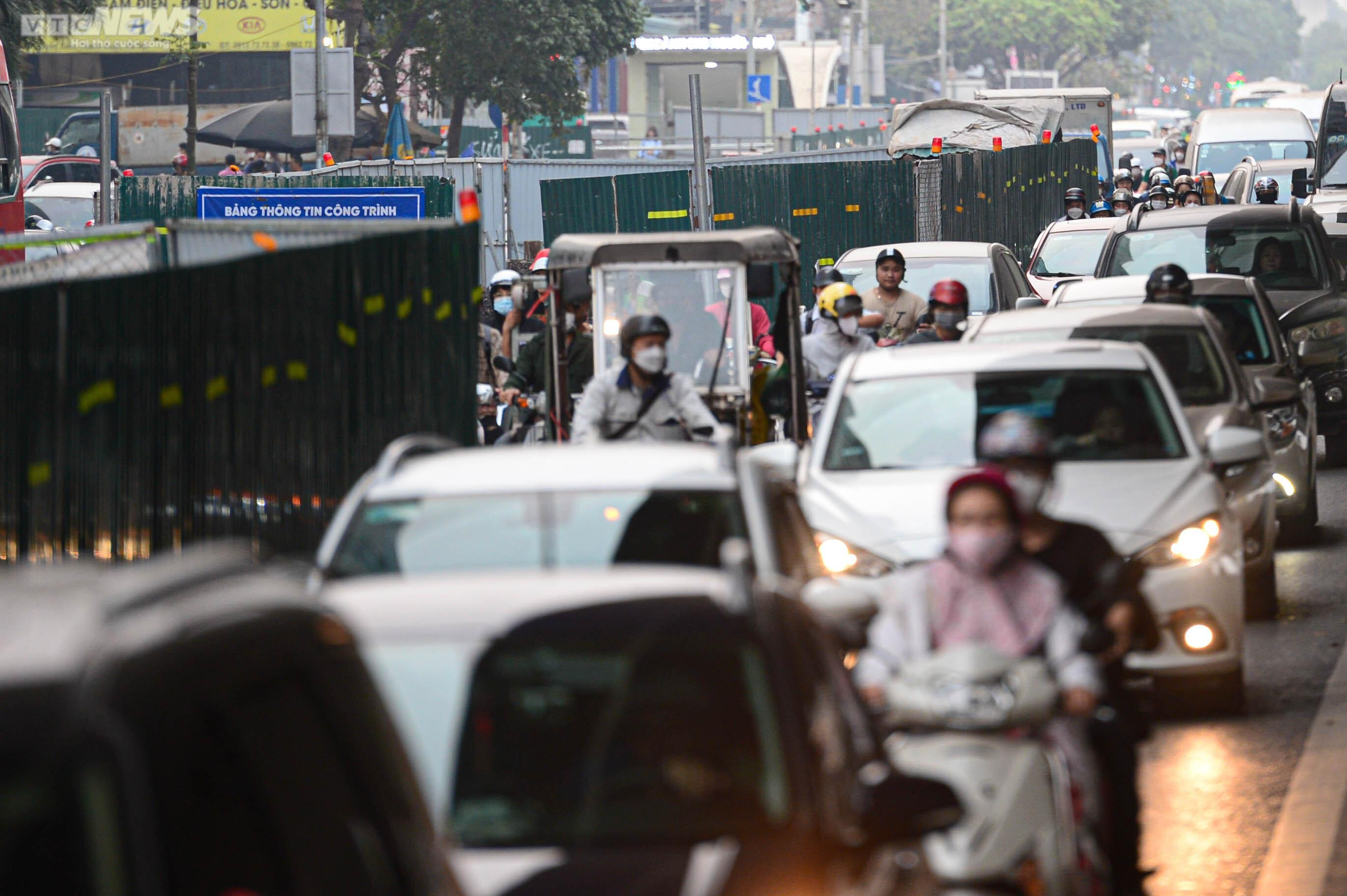 Dân phá trụ bê tông, mở lối đi vào làn mở rộng trên tuyến đường dày đặc lô cốt - 5