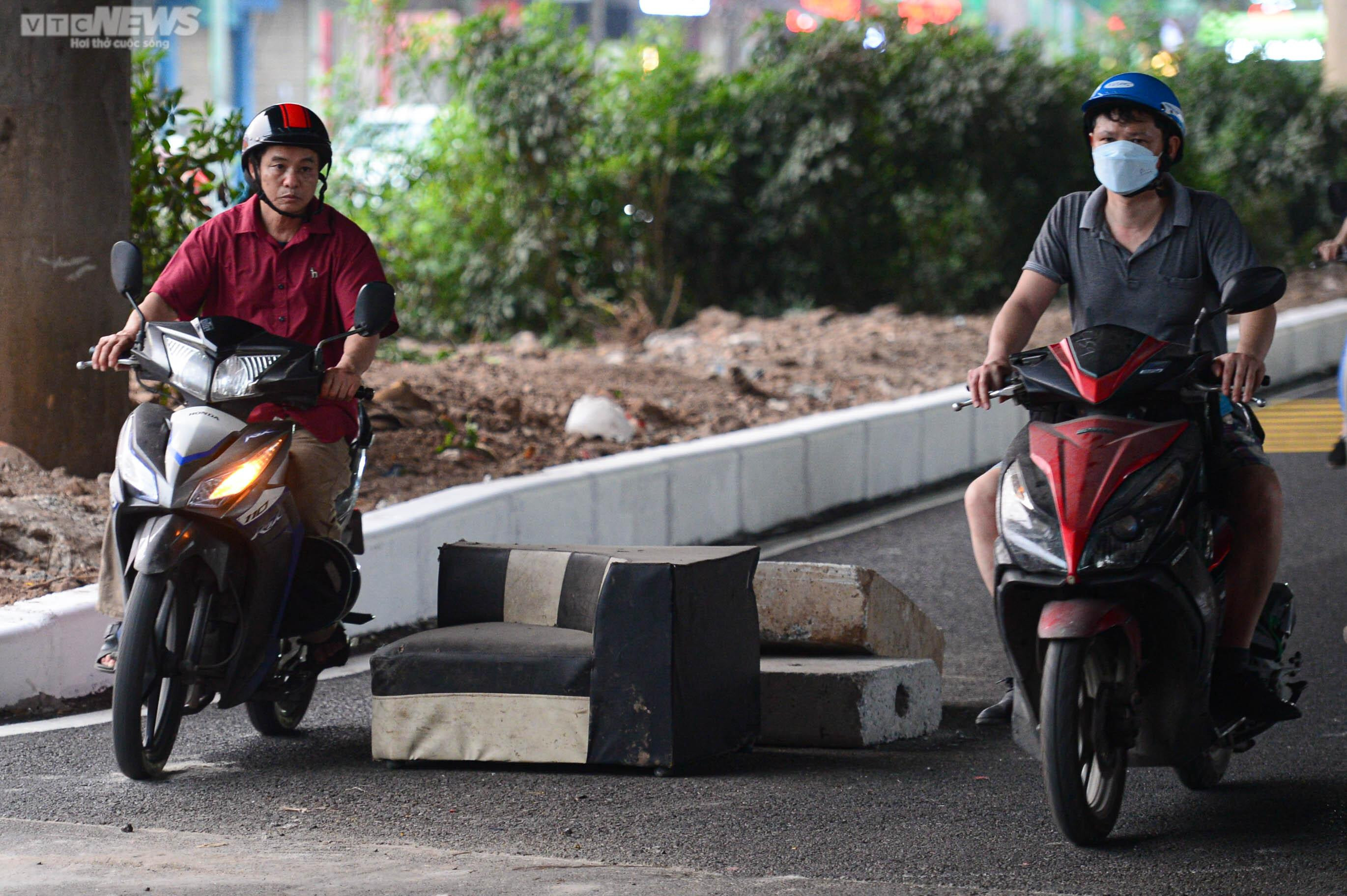 Dân phá trụ bê tông, mở lối đi vào làn mở rộng trên tuyến đường dày đặc lô cốt - 10