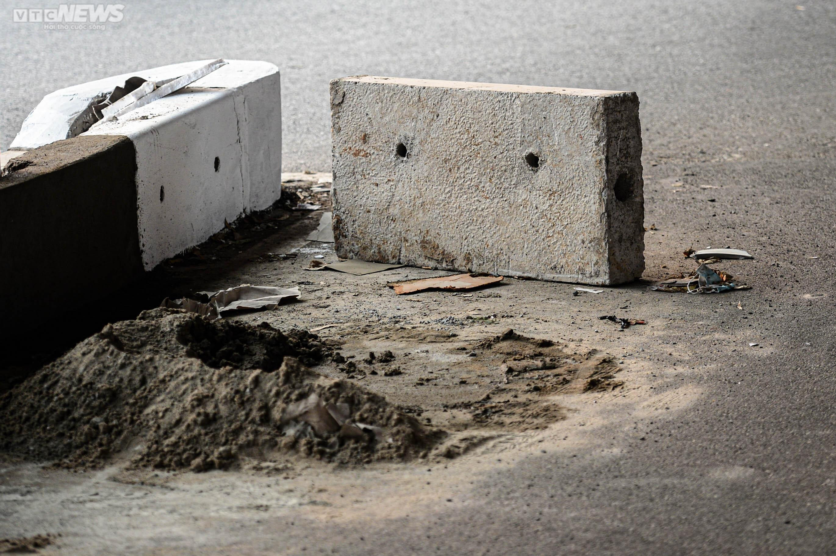 Dân phá trụ bê tông, mở lối đi vào làn mở rộng trên tuyến đường dày đặc lô cốt - 8