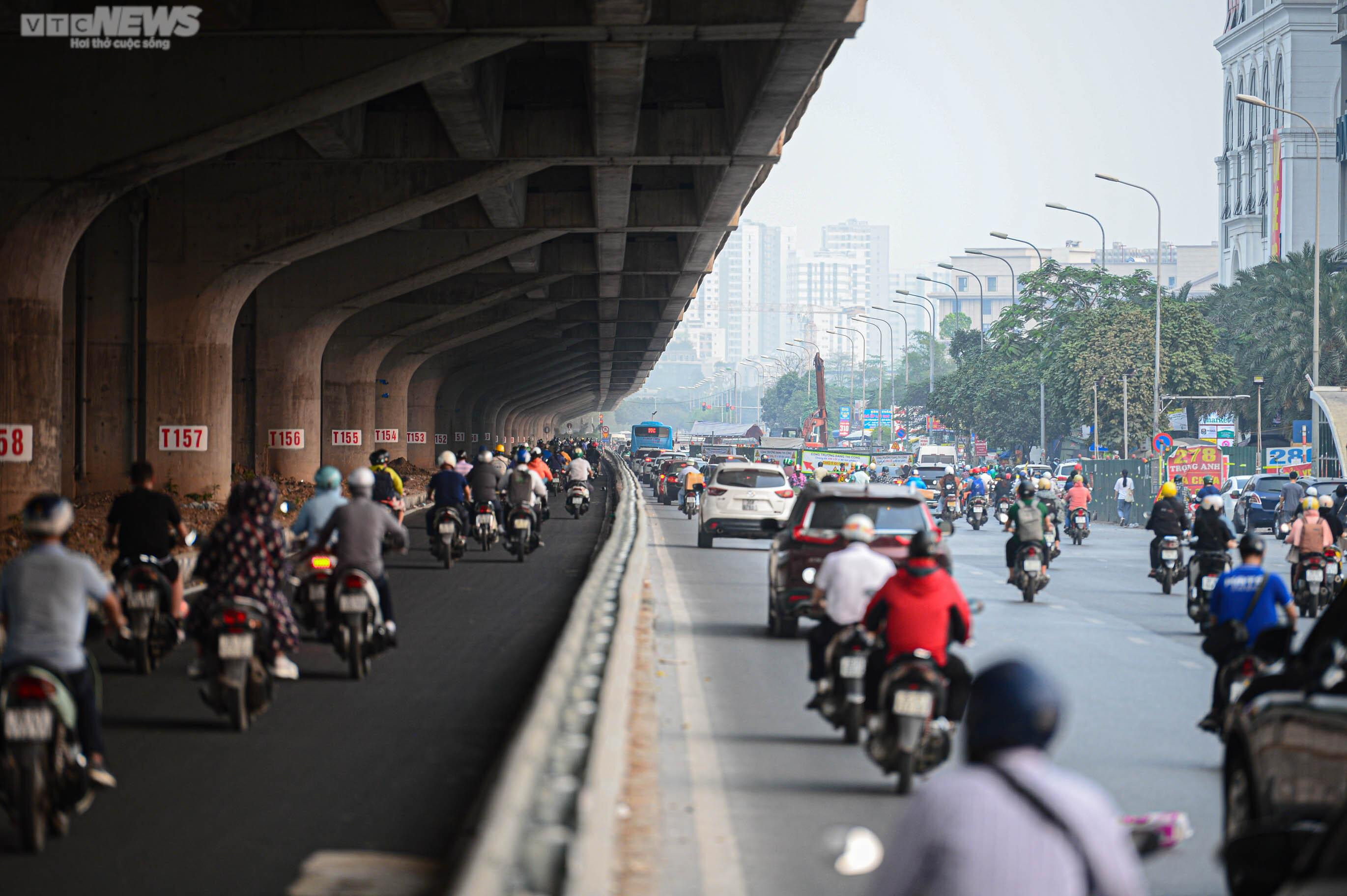 Dân phá trụ bê tông, mở lối đi vào làn mở rộng trên tuyến đường dày đặc lô cốt - 18