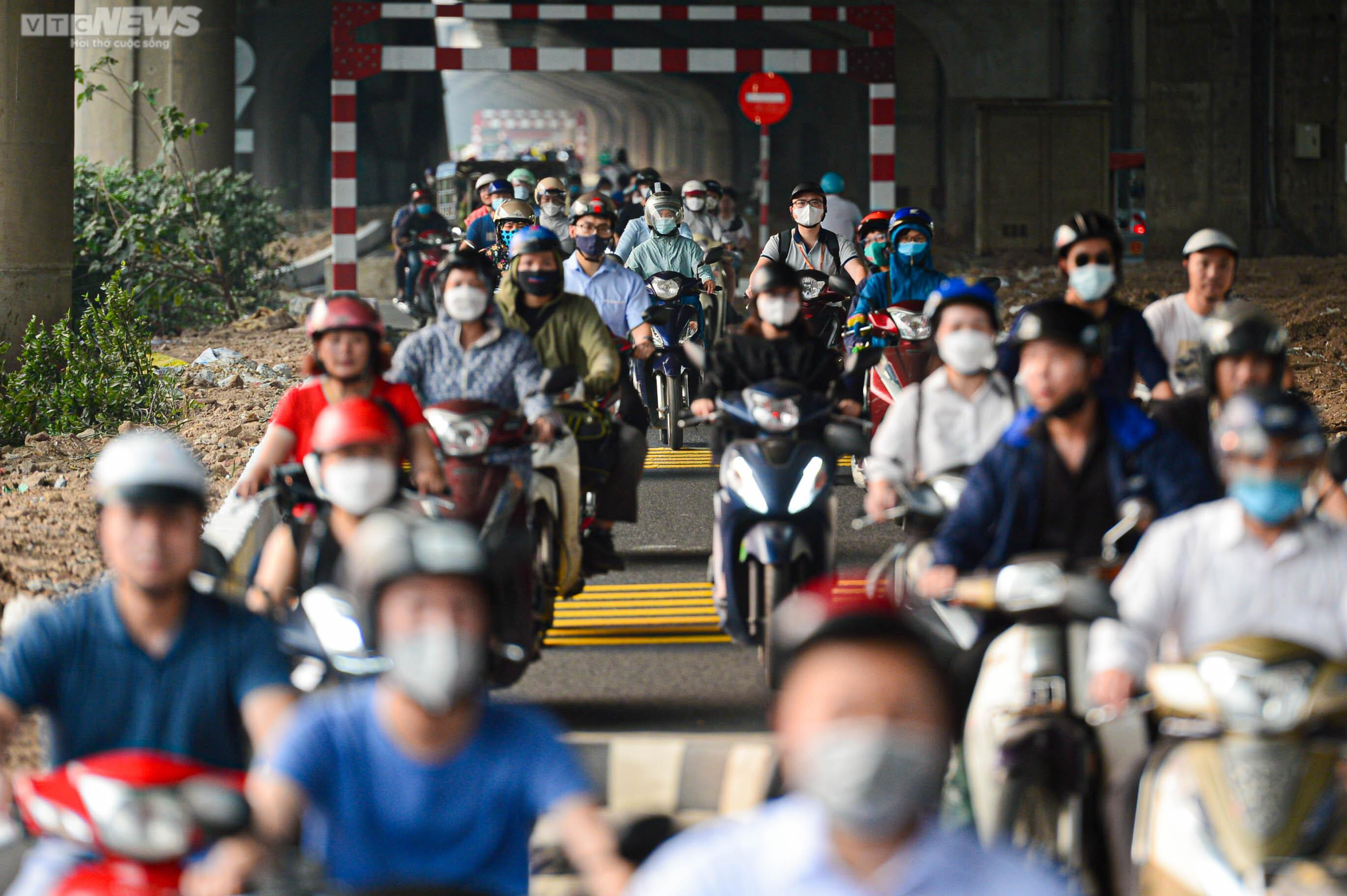 Dân phá trụ bê tông, mở lối đi vào làn mở rộng trên tuyến đường dày đặc lô cốt - 6