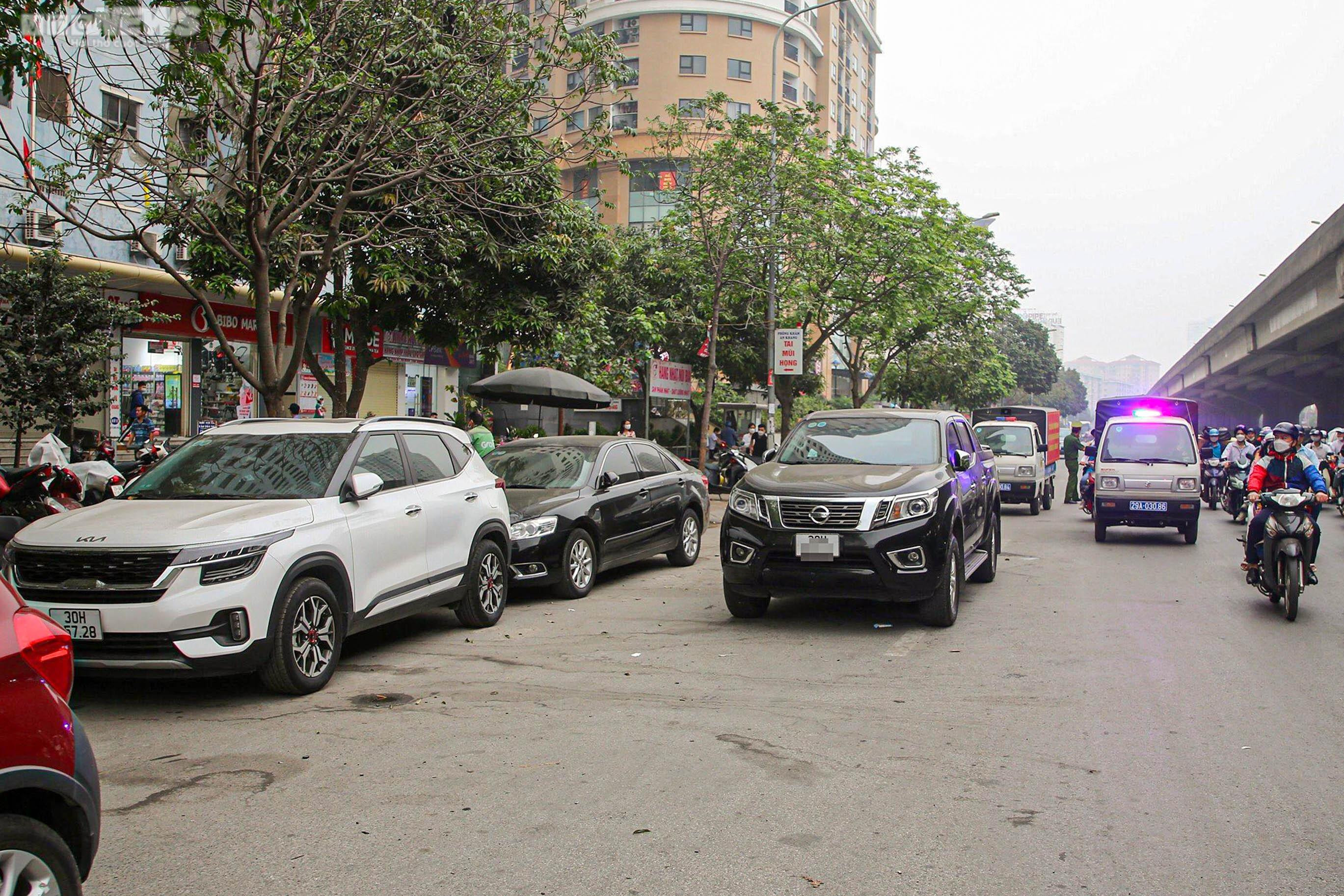 Bị phạt vì đỗ xe giữa lòng đường, tài xế nói 'biết sai nhưng không còn cách nào' - 3