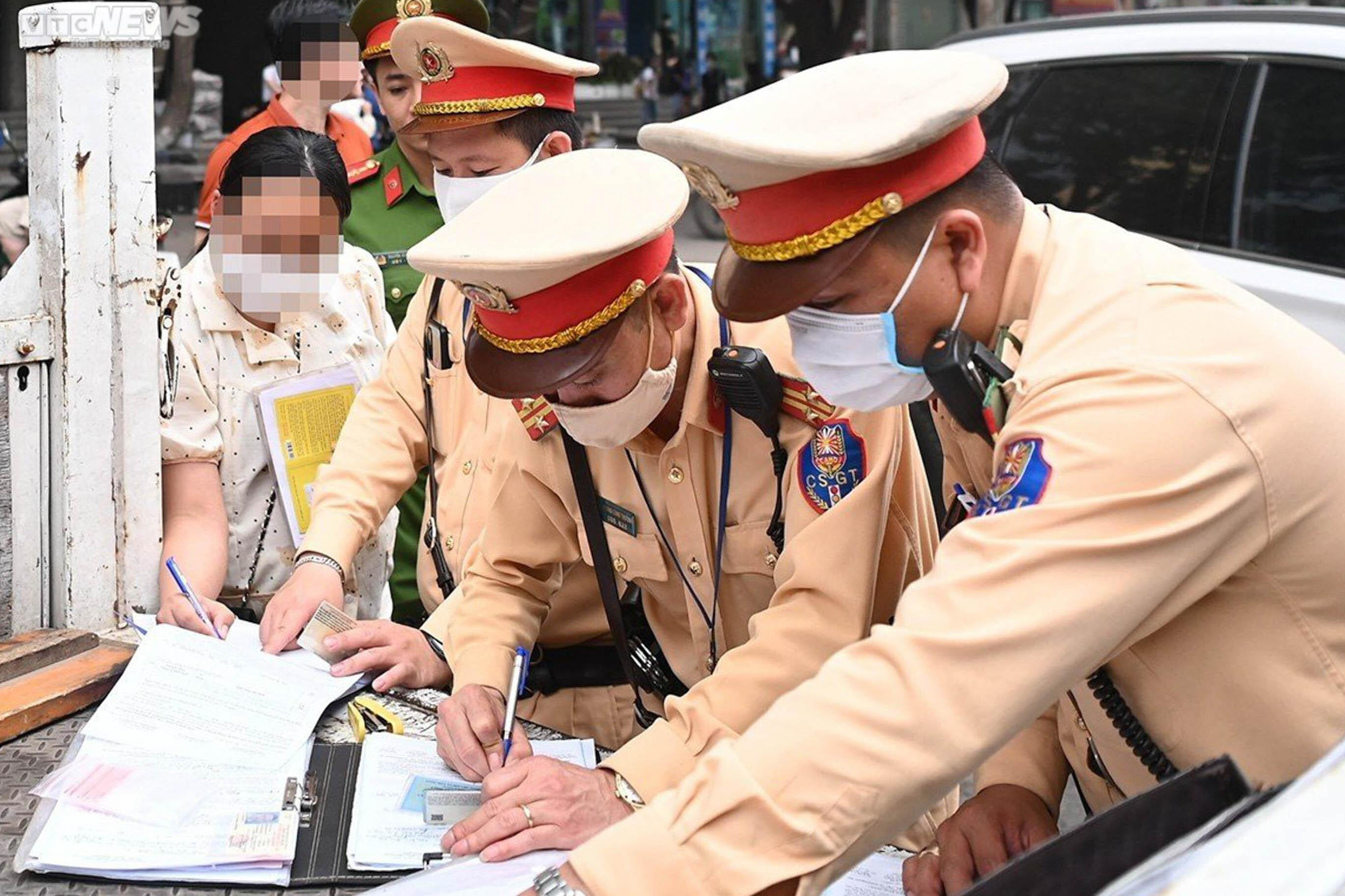 Bị phạt vì đỗ xe giữa lòng đường, tài xế nói 'biết sai nhưng không còn cách nào' - 8