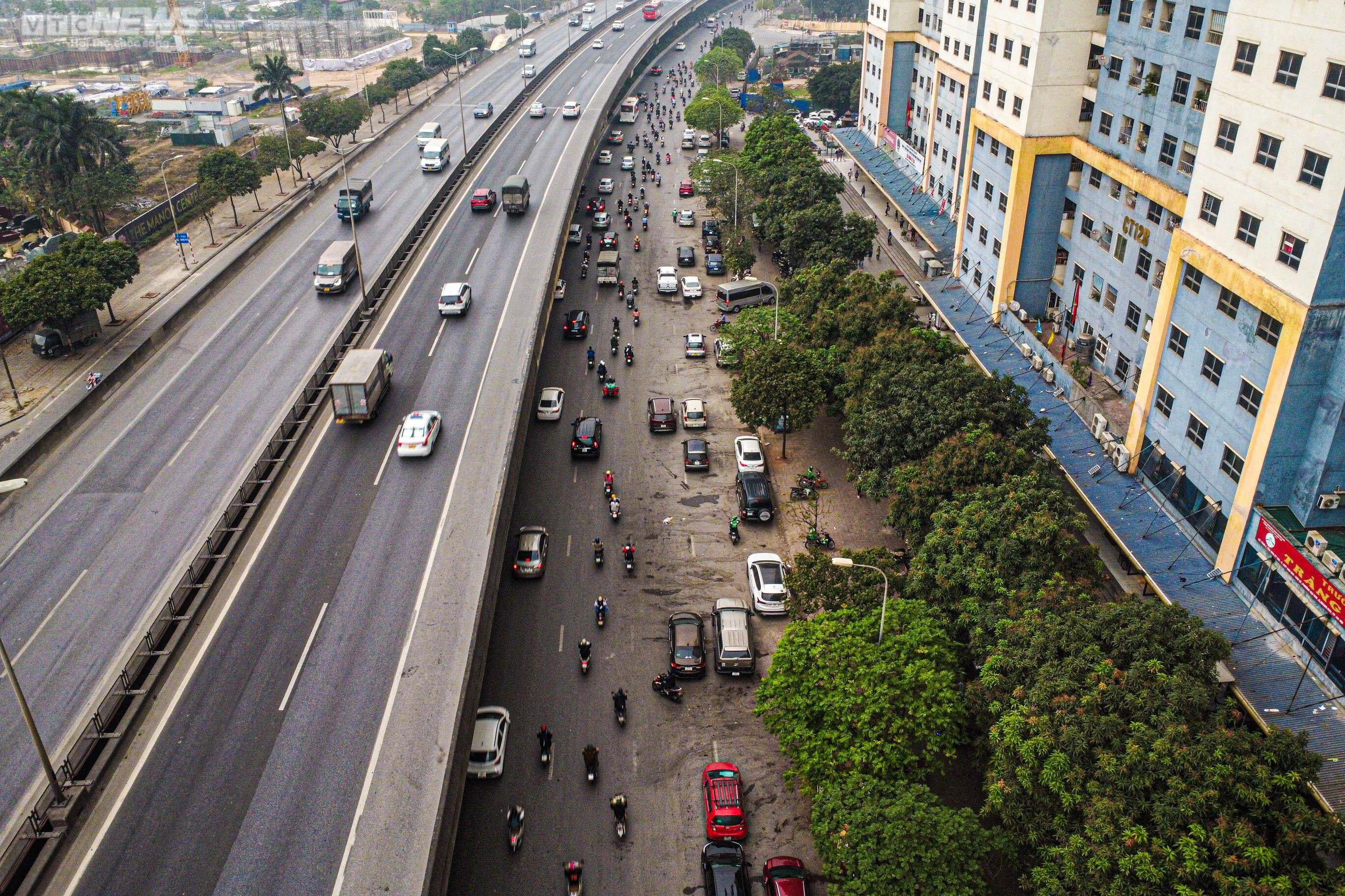 Bị phạt vì đỗ xe giữa lòng đường, tài xế nói 'biết sai nhưng không còn cách nào' - 2