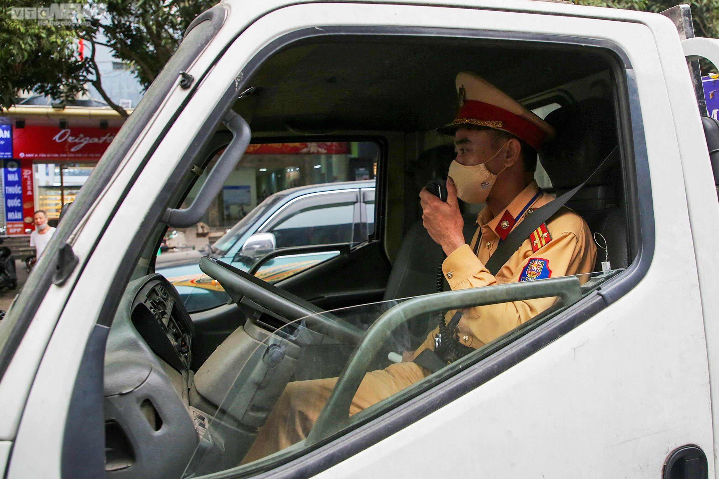 Bị phạt vì đỗ xe giữa lòng đường, tài xế nói 'biết sai nhưng không còn cách nào' - 4