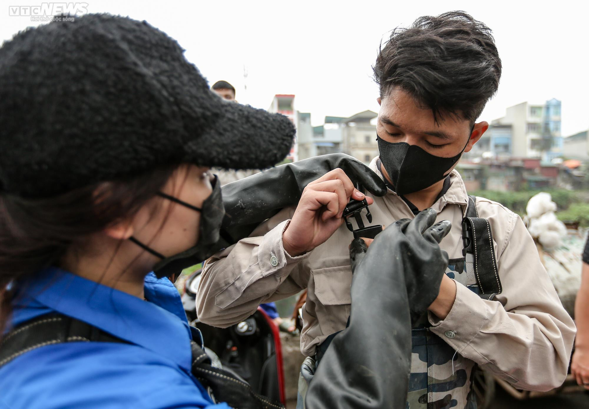 Ngâm mình dưới sông vớt rác, nhóm bạn trẻ mong hồi sinh những dòng nước 'chết' - 2