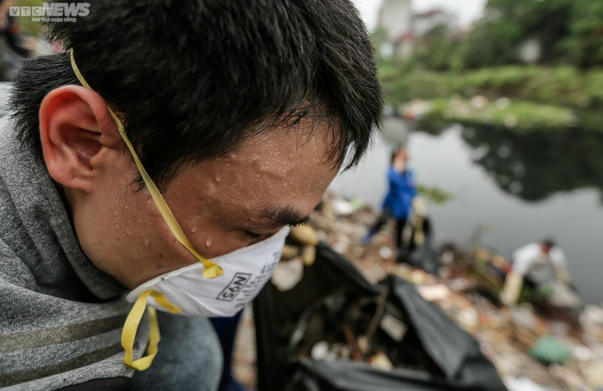 Ngâm mình dưới sông vớt rác, nhóm bạn trẻ mong hồi sinh những dòng nước 'chết' - 9