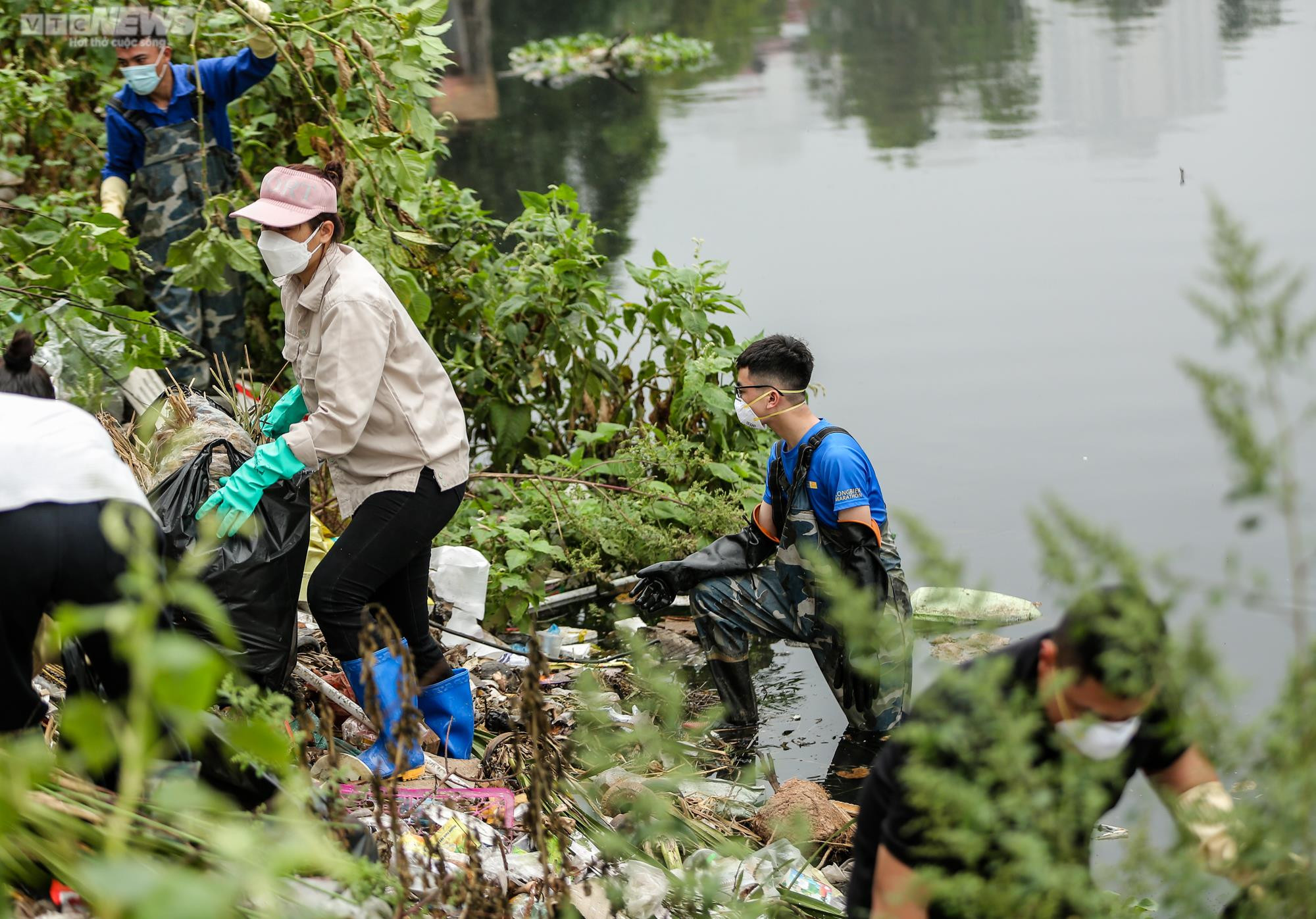 Ngâm mình dưới sông vớt rác, nhóm bạn trẻ mong hồi sinh những dòng nước 'chết' - 6