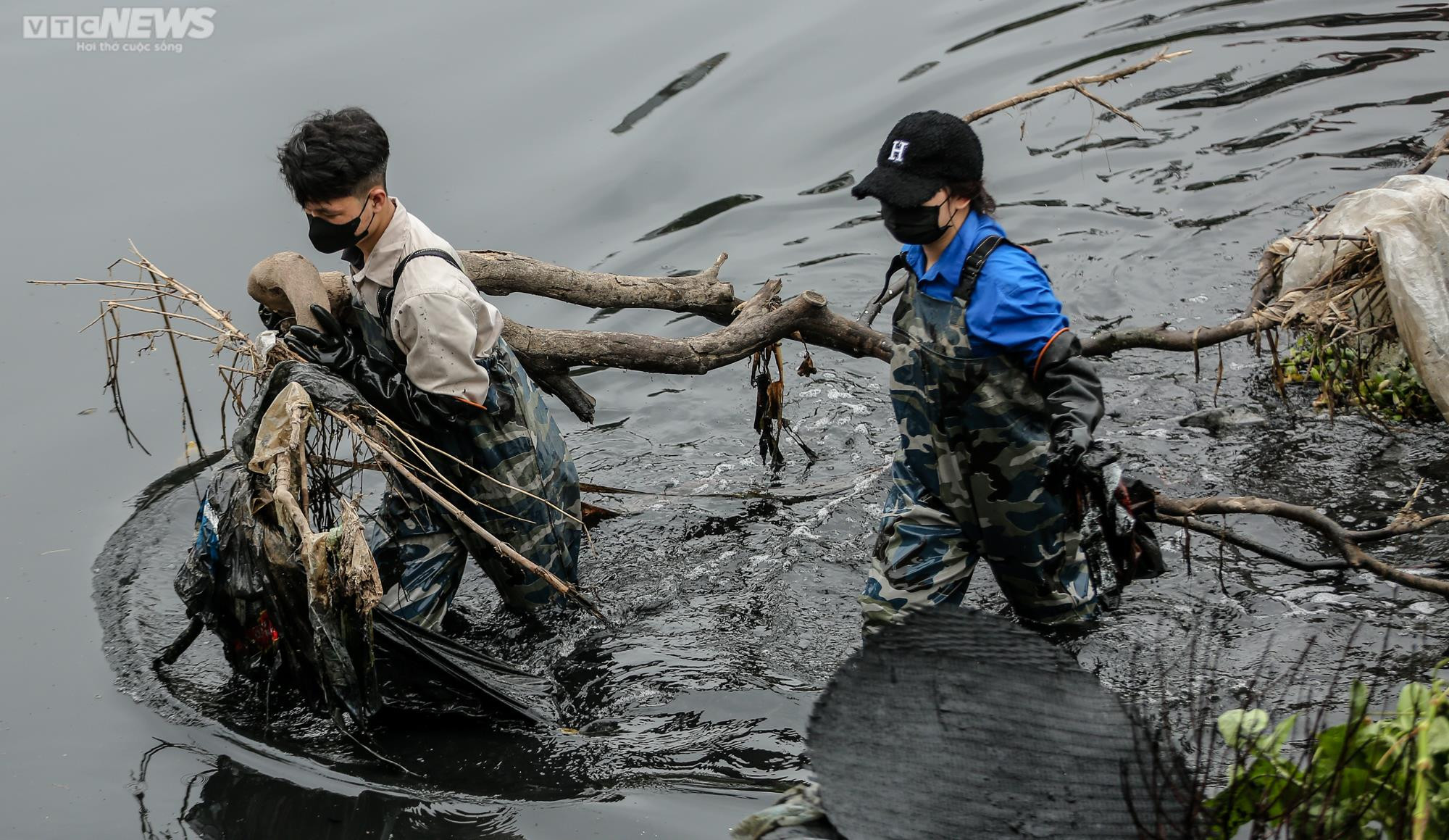 Ngâm mình dưới sông vớt rác, nhóm bạn trẻ mong hồi sinh những dòng nước 'chết' - 15