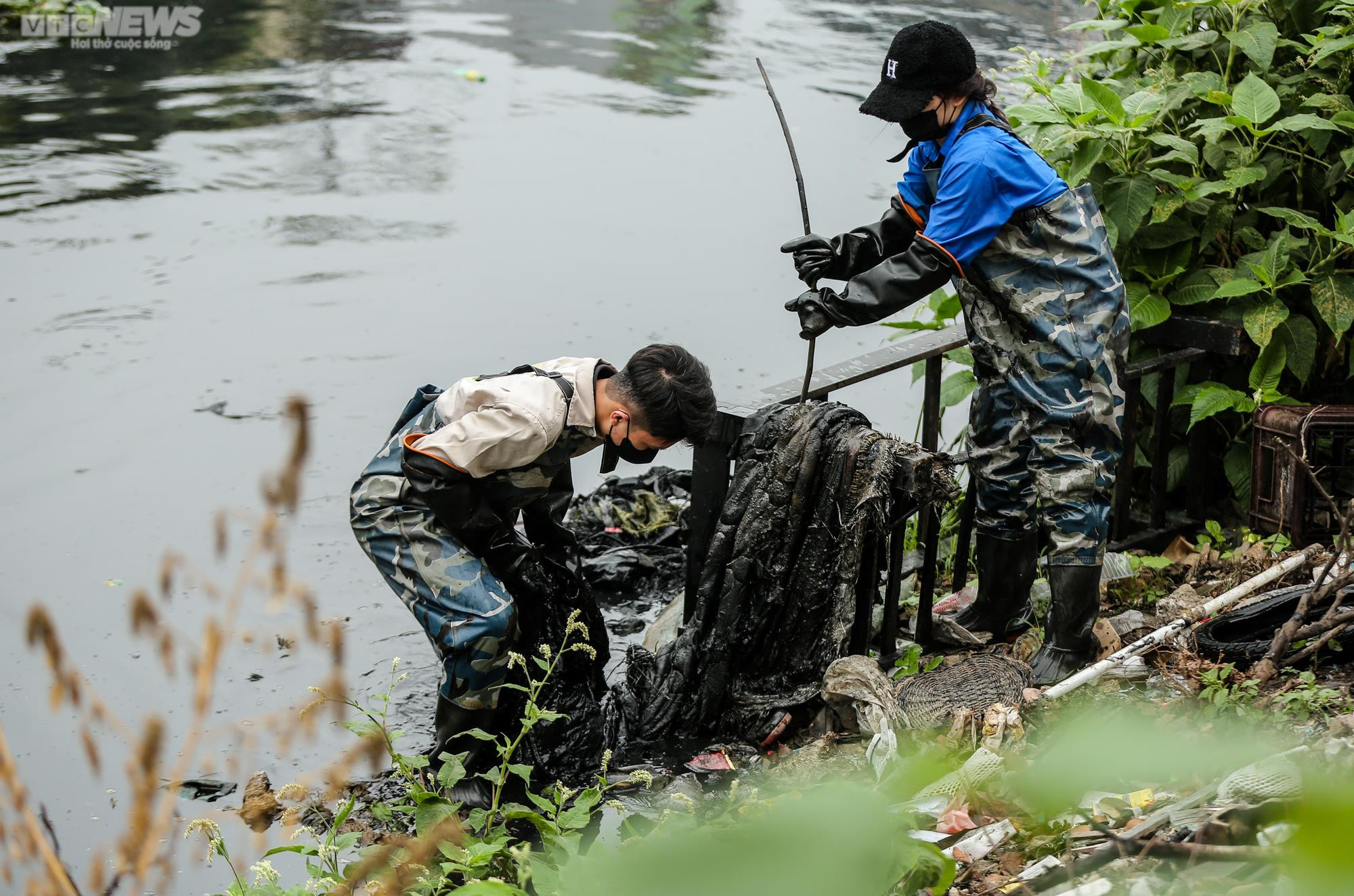 Ngâm mình dưới sông vớt rác, nhóm bạn trẻ mong hồi sinh những dòng nước 'chết' - 12