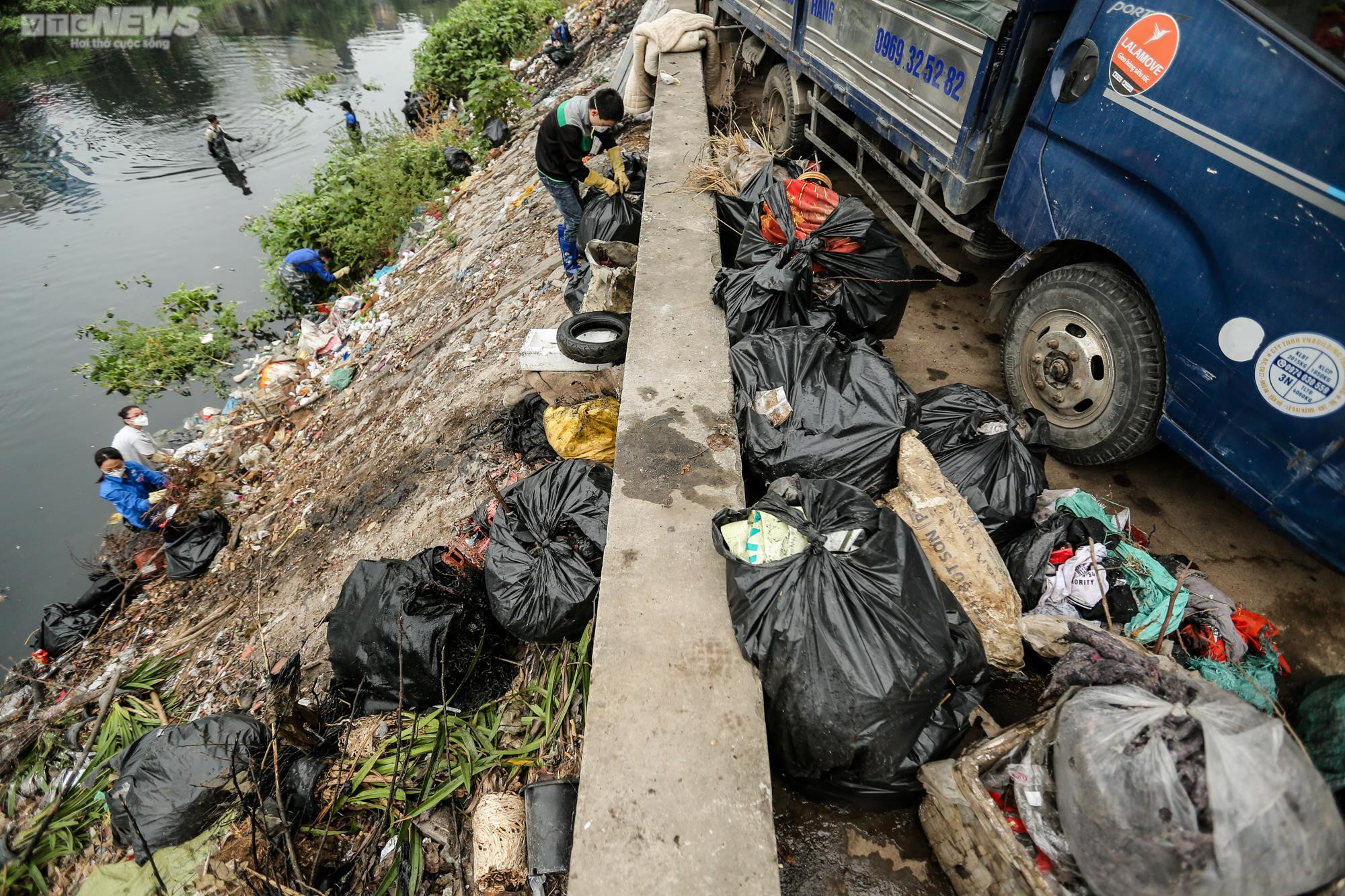 Ngâm mình dưới sông vớt rác, nhóm bạn trẻ mong hồi sinh những dòng nước 'chết' - 20
