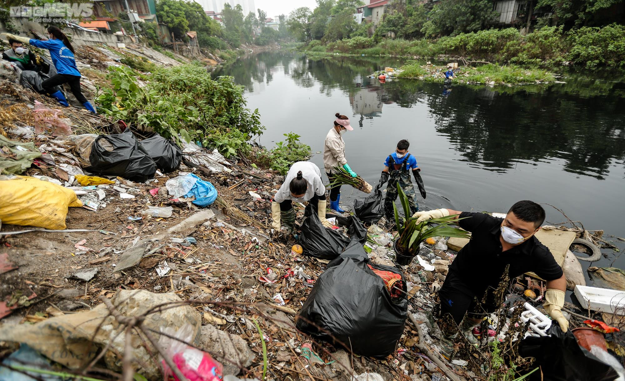Ngâm mình dưới sông vớt rác, nhóm bạn trẻ mong hồi sinh những dòng nước 'chết' - 4